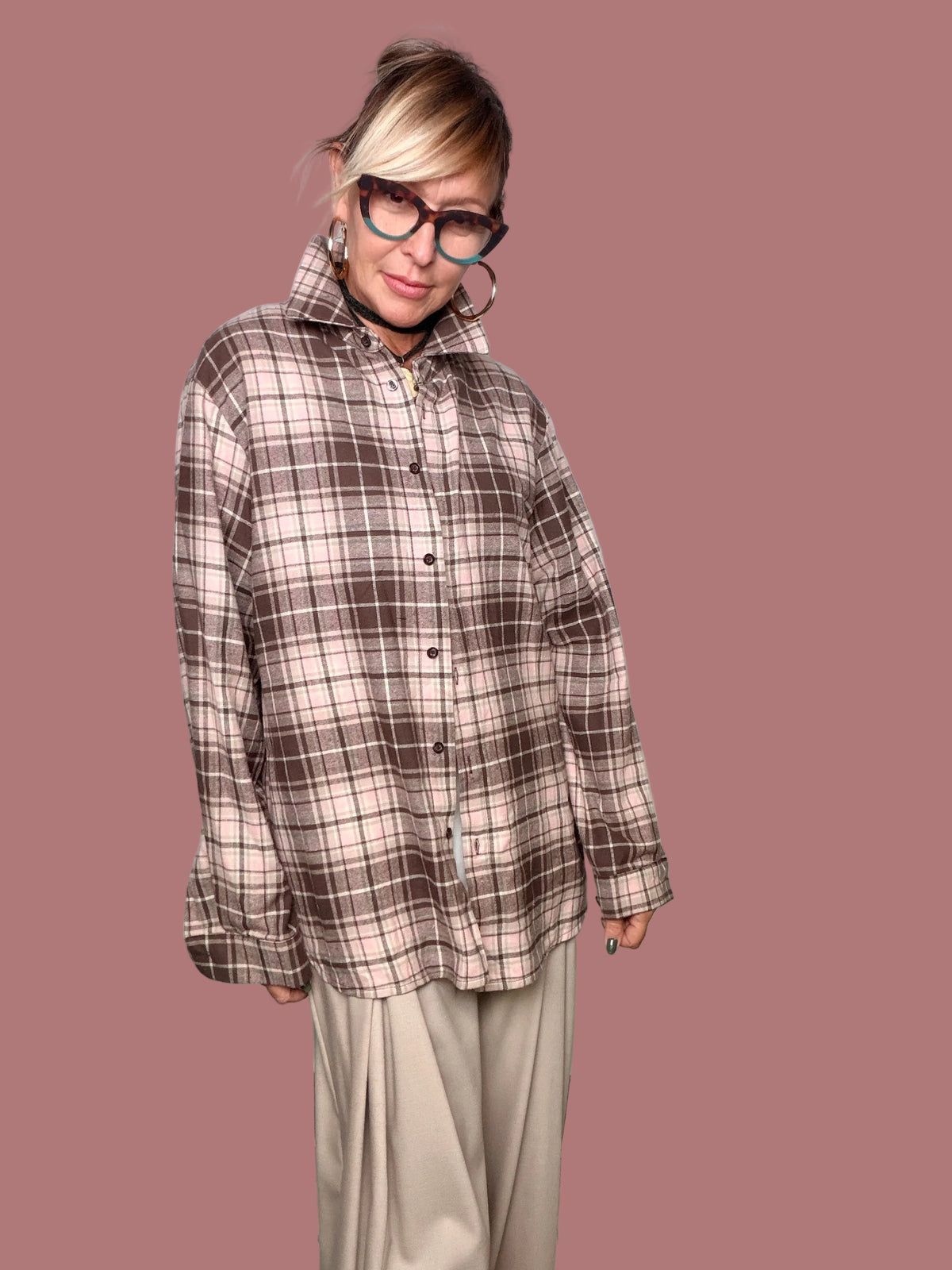 Camicia a quadri moro e beige rosato indossata aperta