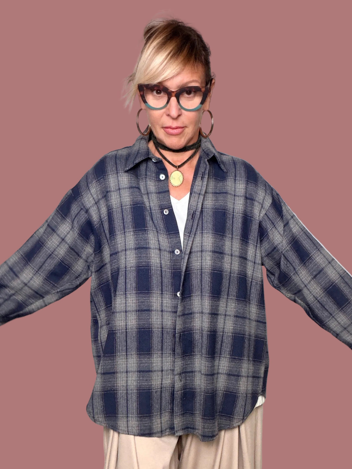 Camicia a quadri blu e grigio, vista frontale con braccia aperte