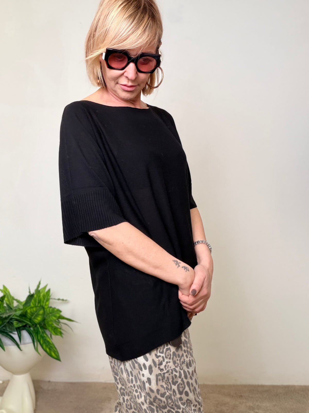 Maglia Oversize Nera Asimmetrica