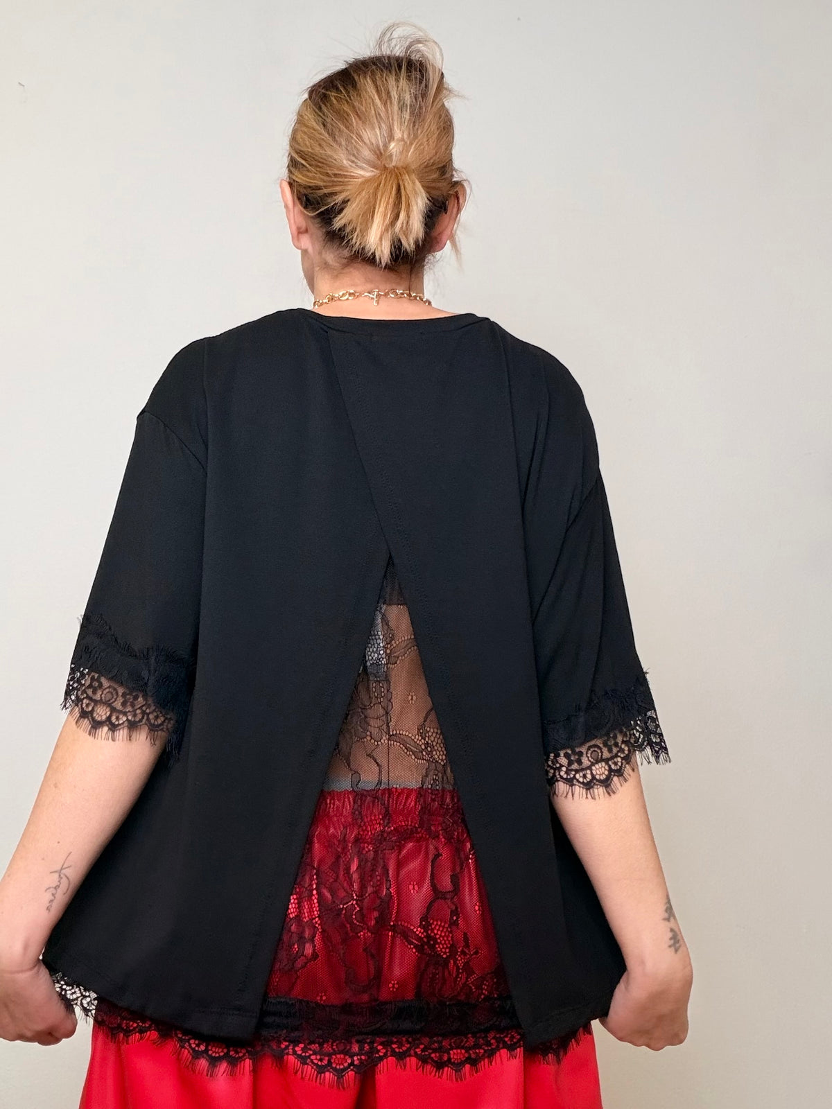 Maglia Oversize Nera con Inserto Pizzo Trasparente