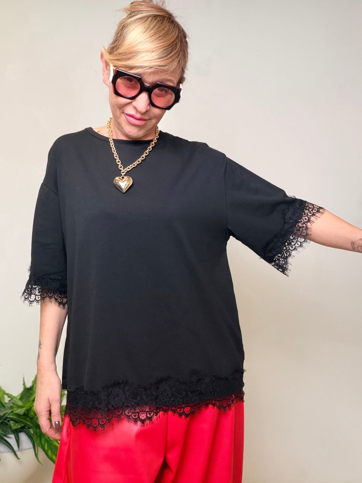 Maglia Oversize Nera con Inserto Pizzo Trasparente