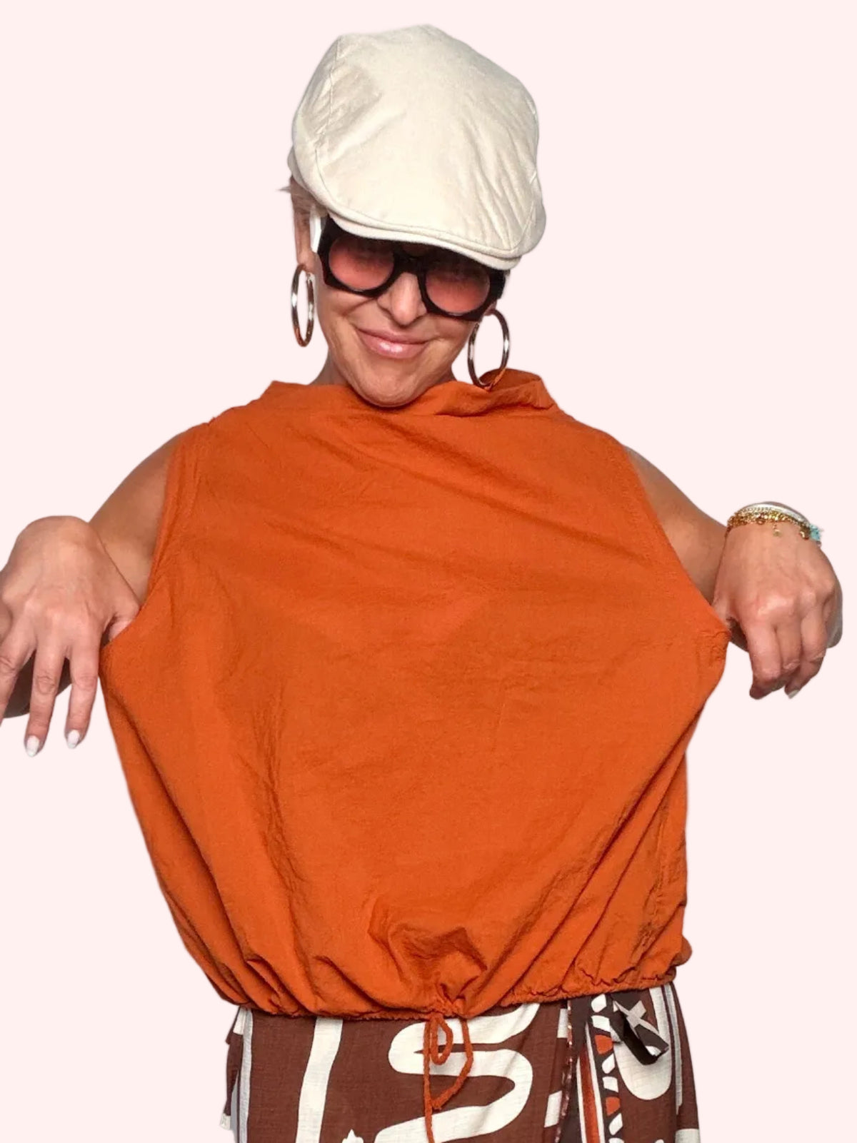 Top arancio bruciato senza maniche - vista frontale