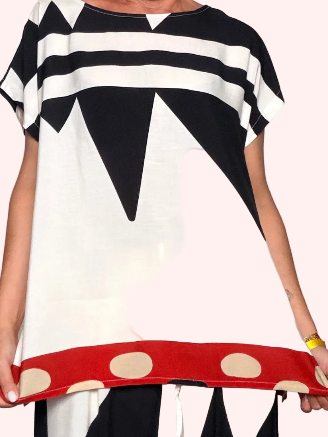 Top fantasia geometrica bianco nero - dettaglio bordo rosso