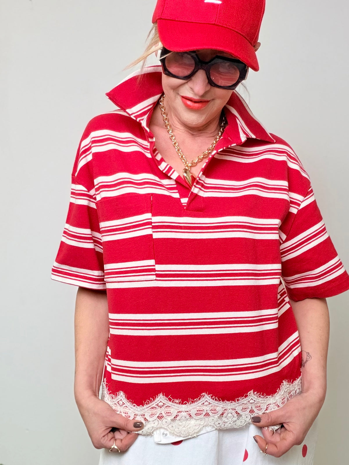 Polo Oversize Rossa a Righe con Bordo Pizzo