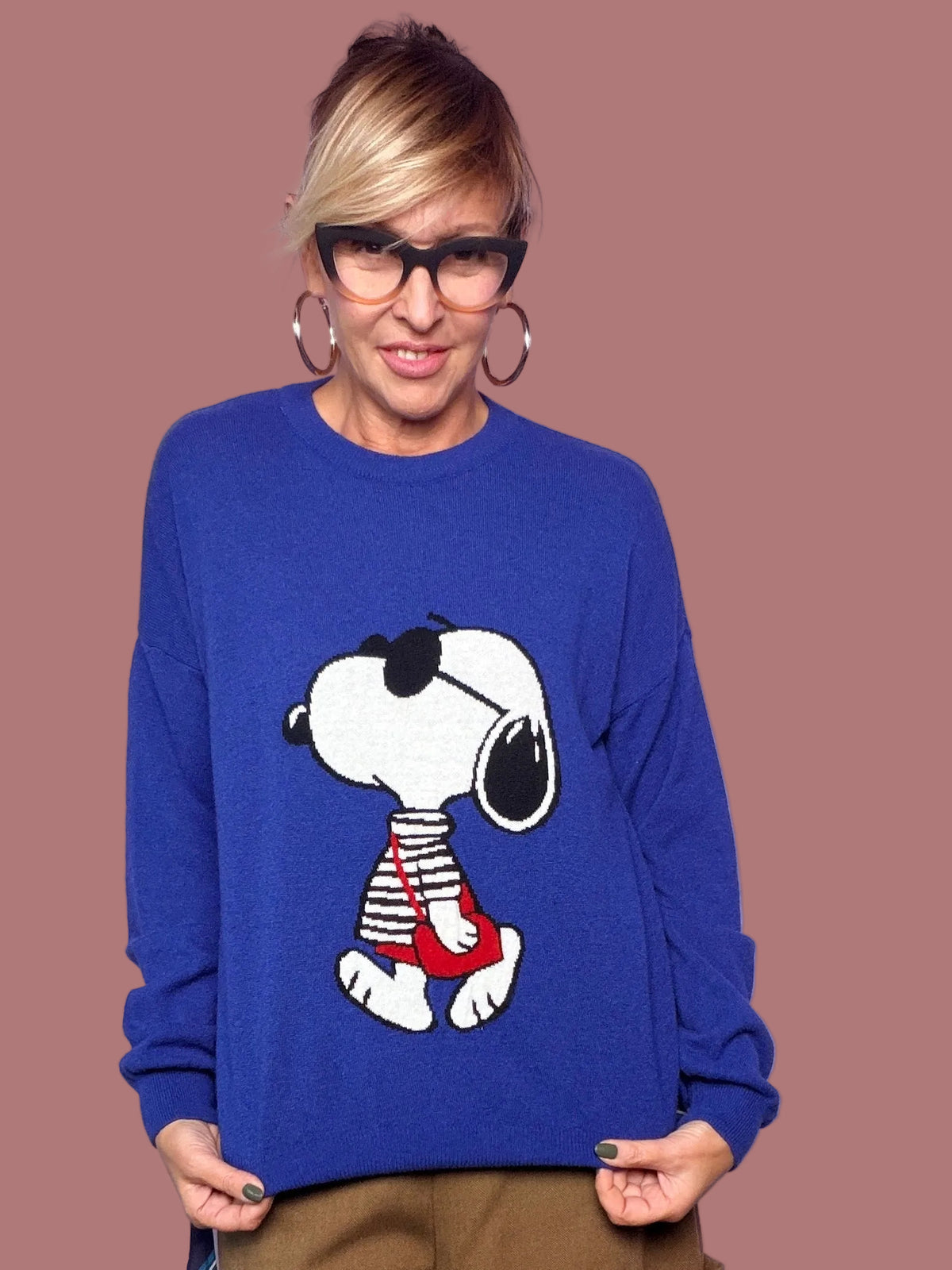 Maglia blu Souvenir a maniche lunghe indossata con pantaloni cargo