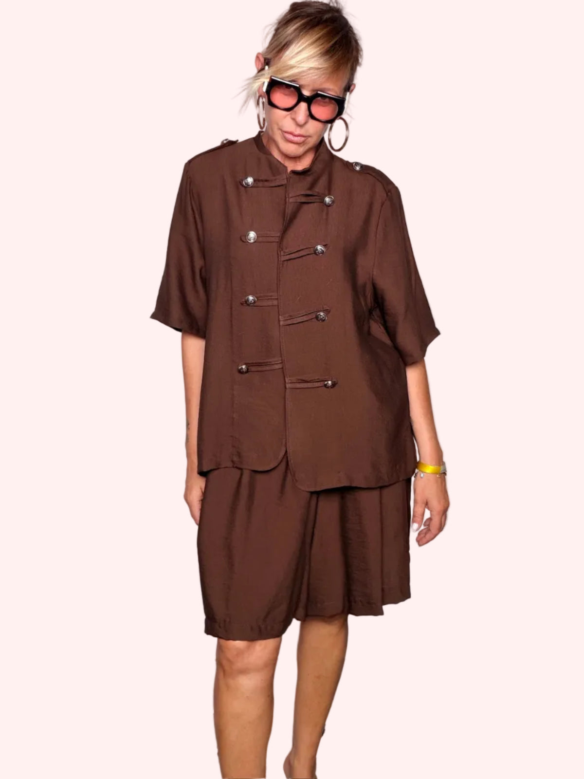 Completo military marrone — vista frontale gonna a ruota