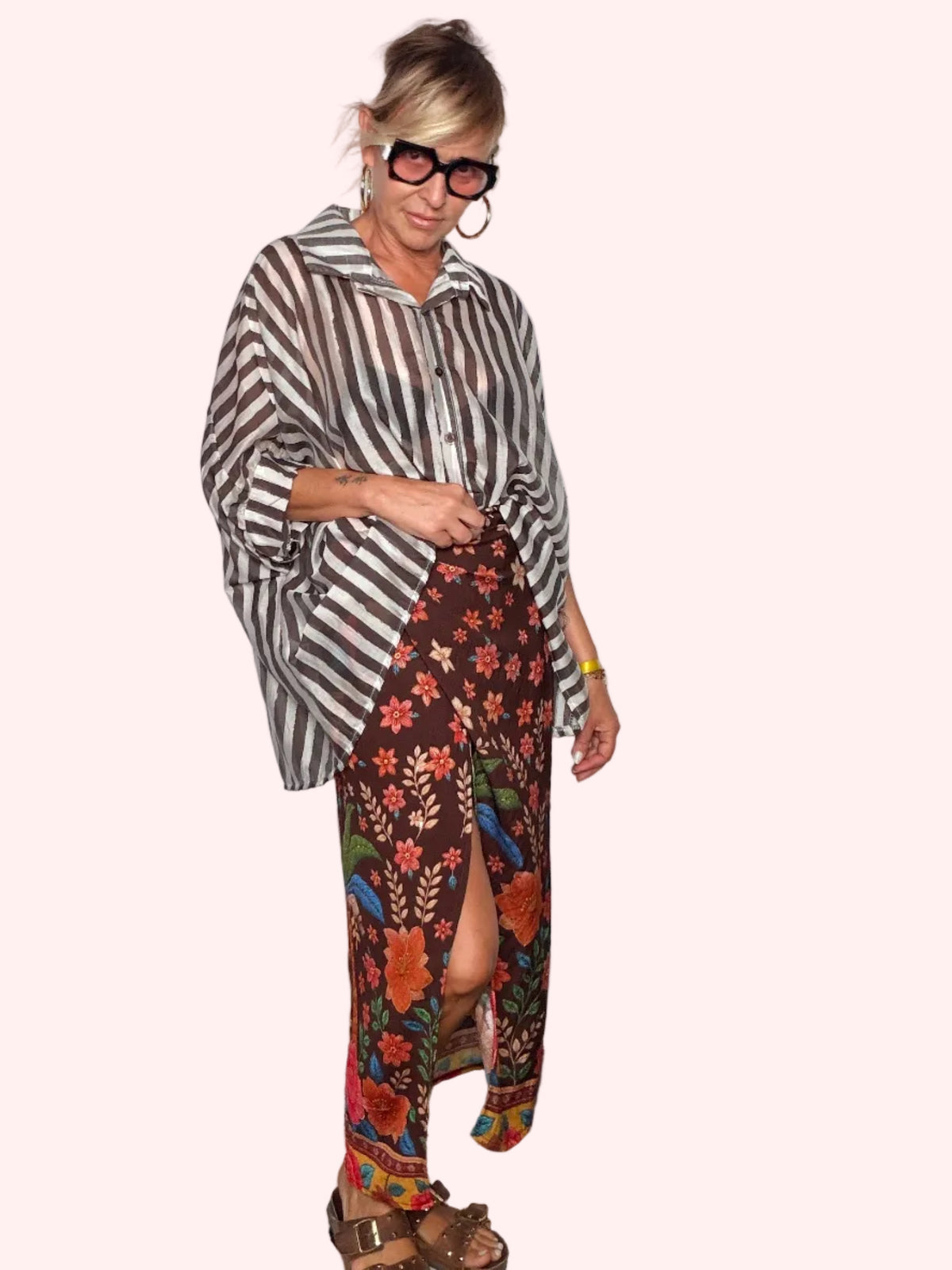 Gonna pareo floreale bordeaux - look completo con camicia a righe