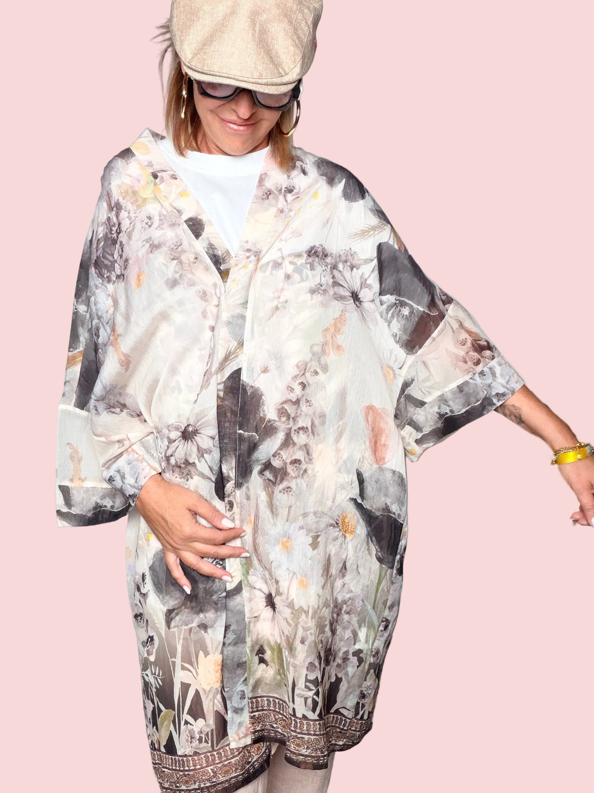 Kimono floreale in organza - vista laterale in movimento