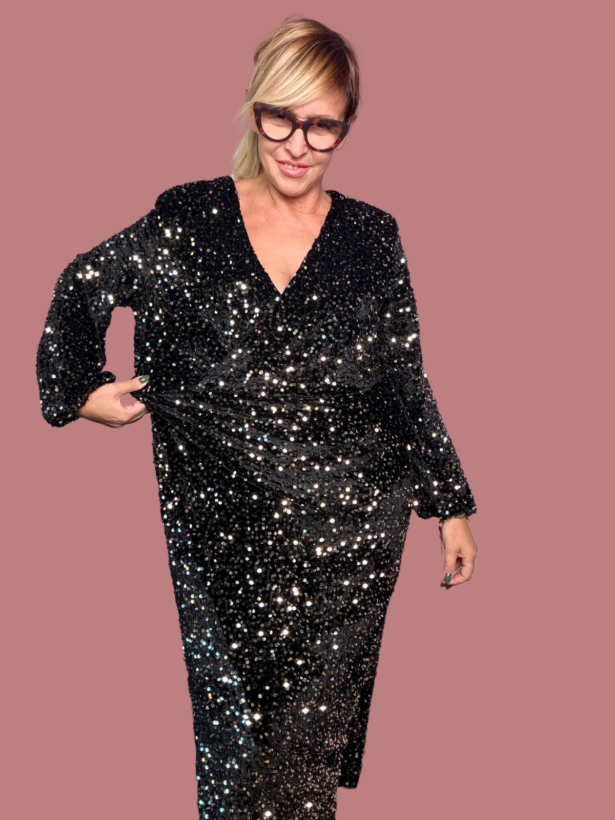 Abito lungo nero in paillettes con scollo a V