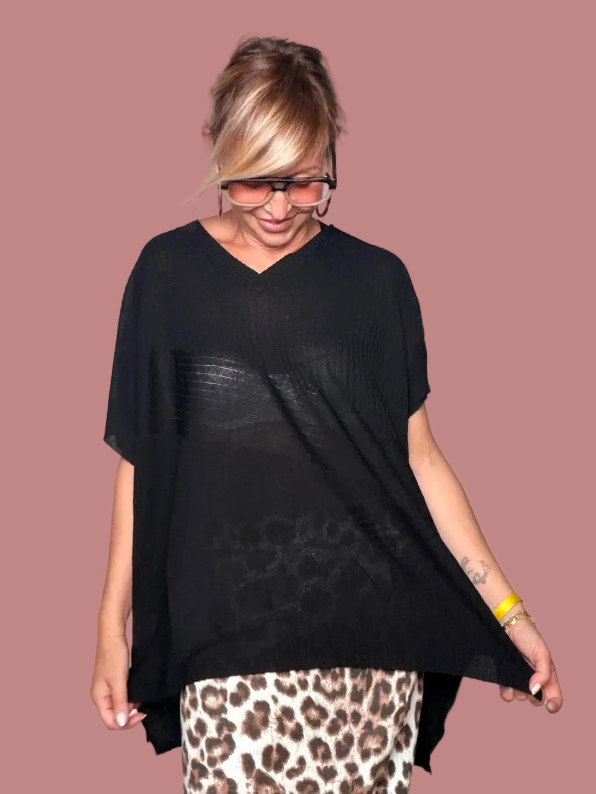 Maglia oversize nera scollo V - vista frontale