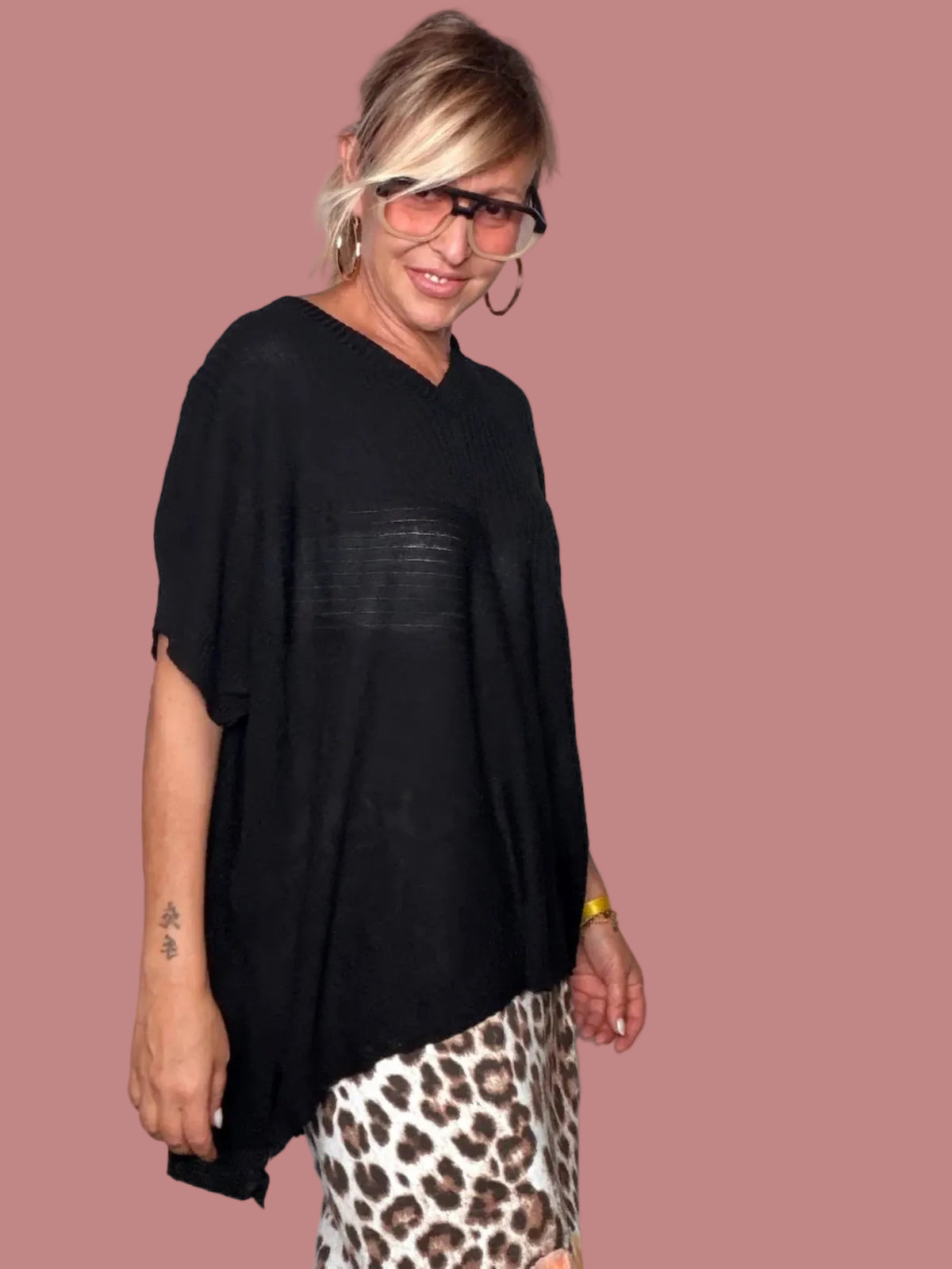 Maglia oversize nera scollo V - vista laterale
