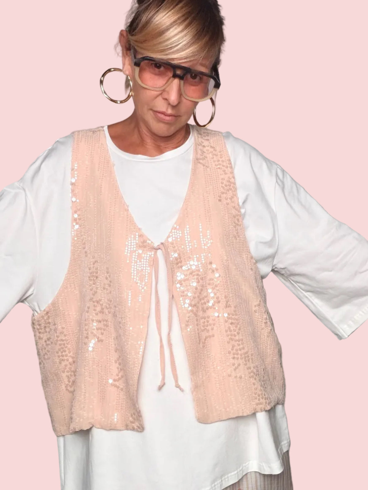 Coordinato t-shirt bianca e gilet paillettes cipria - vista frontale