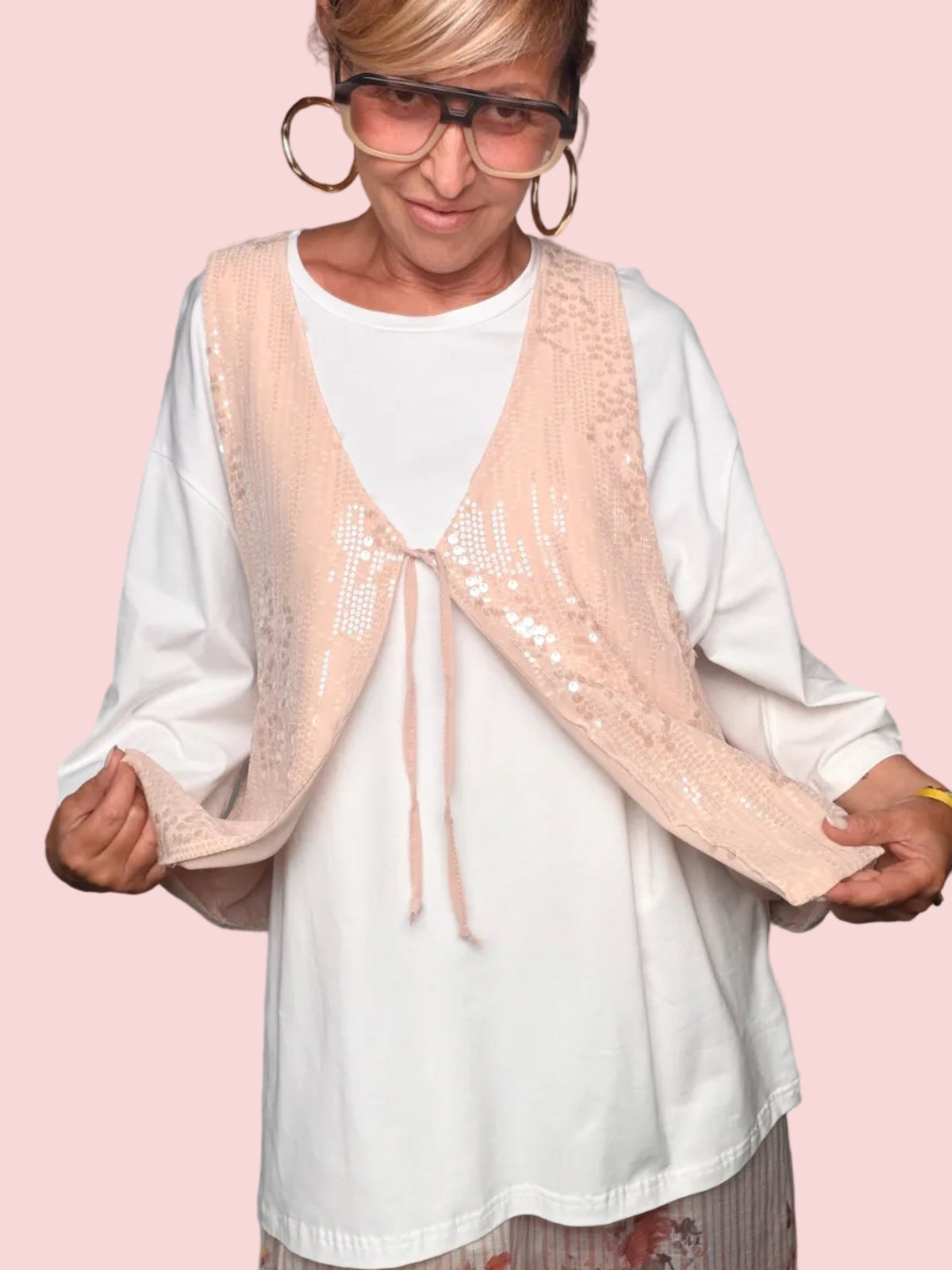 Coordinato t-shirt bianca e gilet paillettes cipria - dettaglio gilet aperto