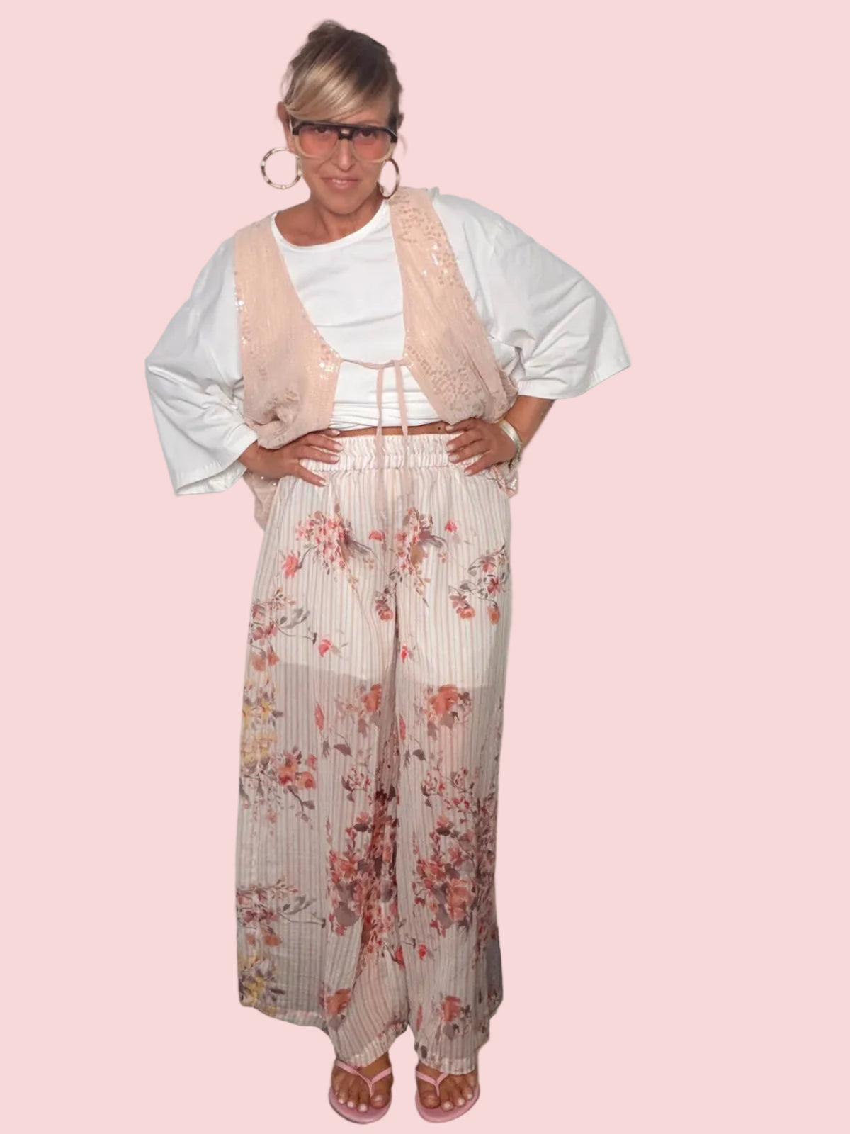 Pantalone palazzo plissettato floreale - vista frontale mani sui fianchi