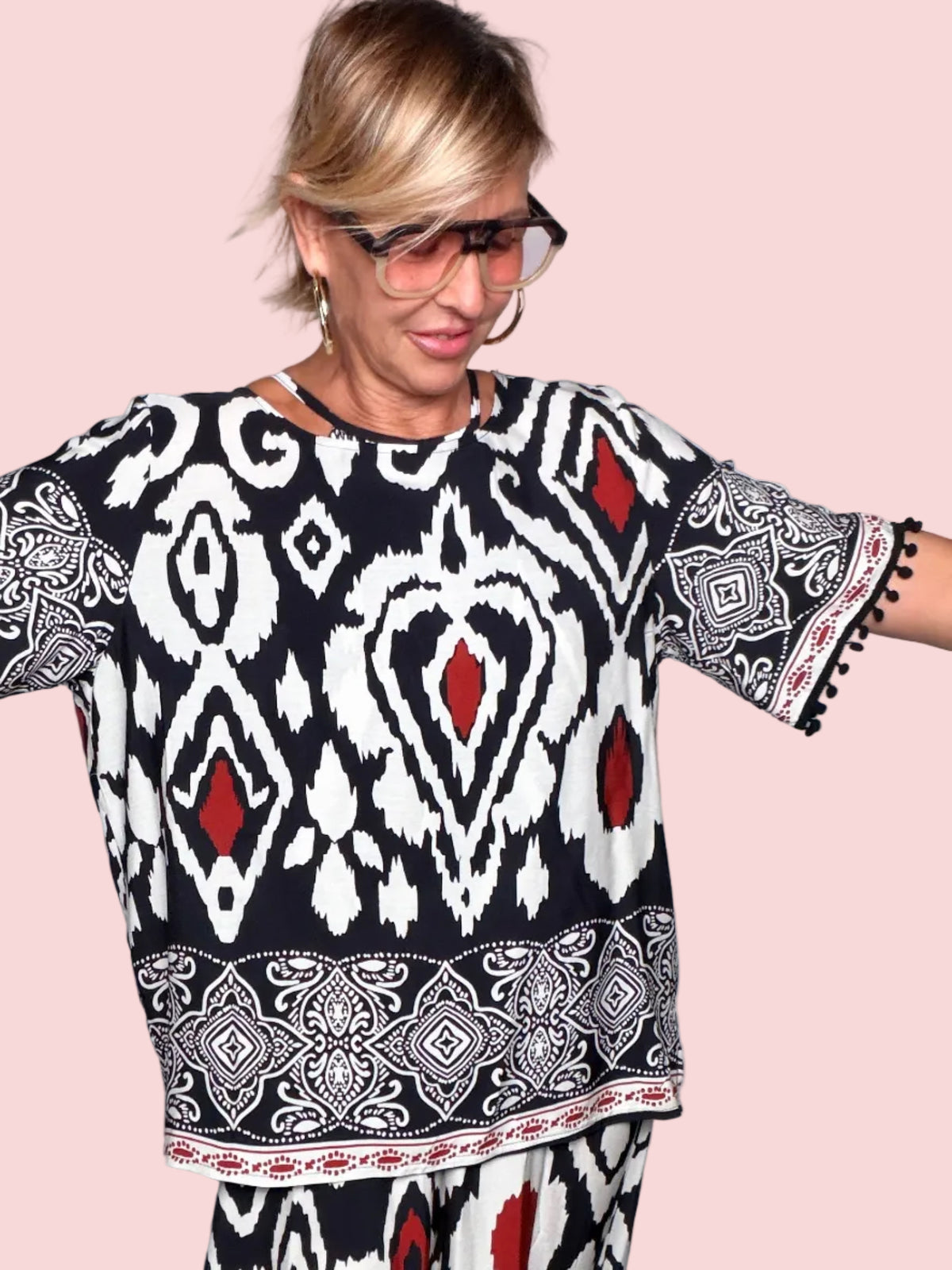 Blusa Kimono Stampa Ikat con Pompon — Nero/Bianco/Bordeaux