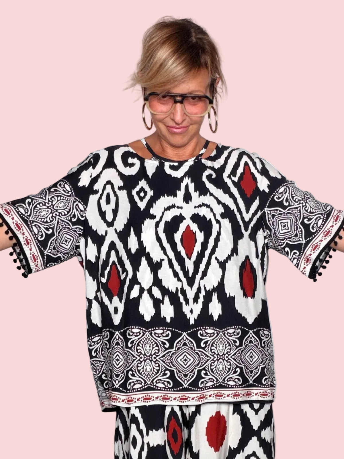 Blusa Kimono Stampa Ikat con Pompon — Nero/Bianco/Bordeaux