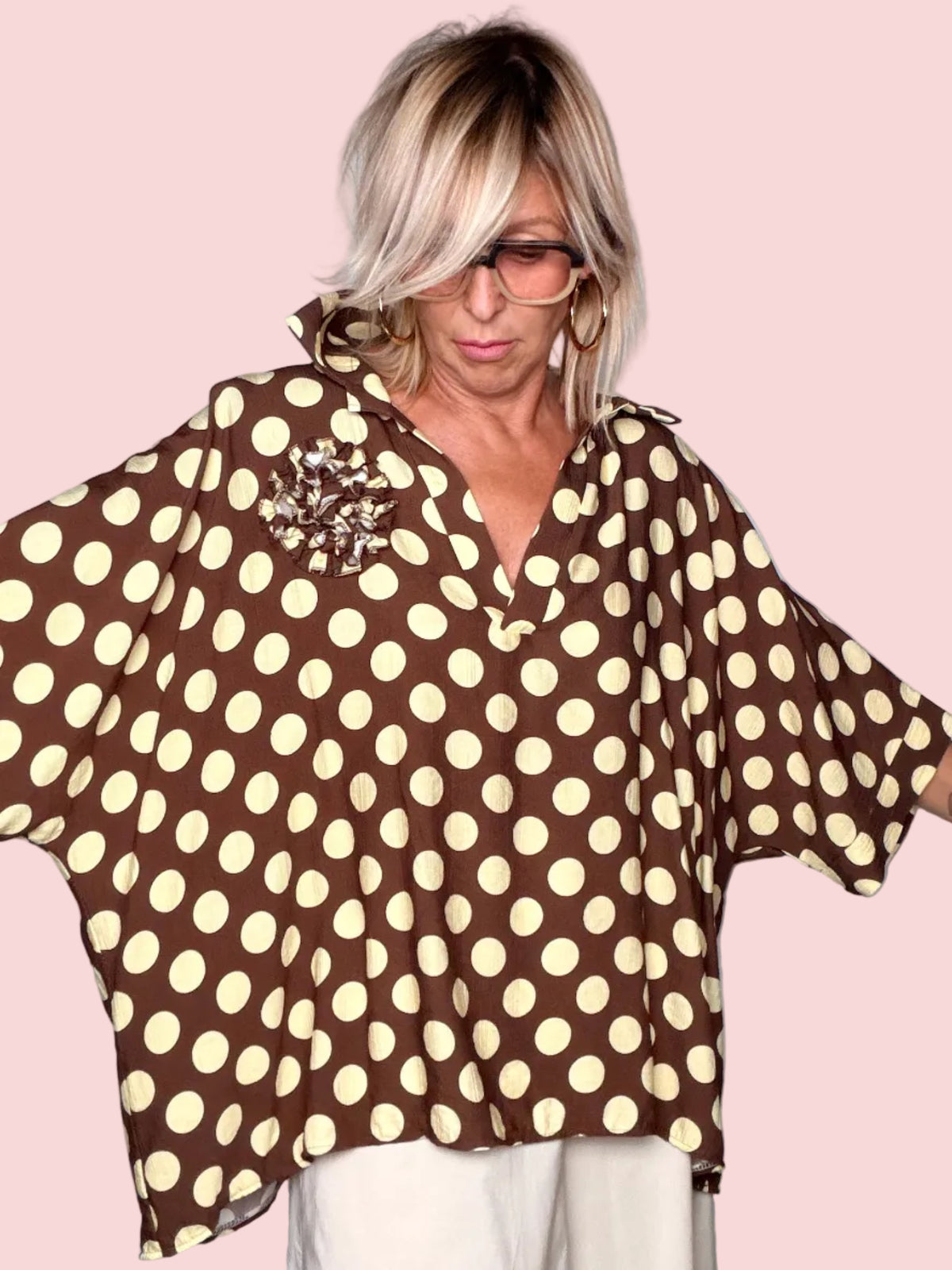 Camicia Oversize a Pois con Spilla Floreale