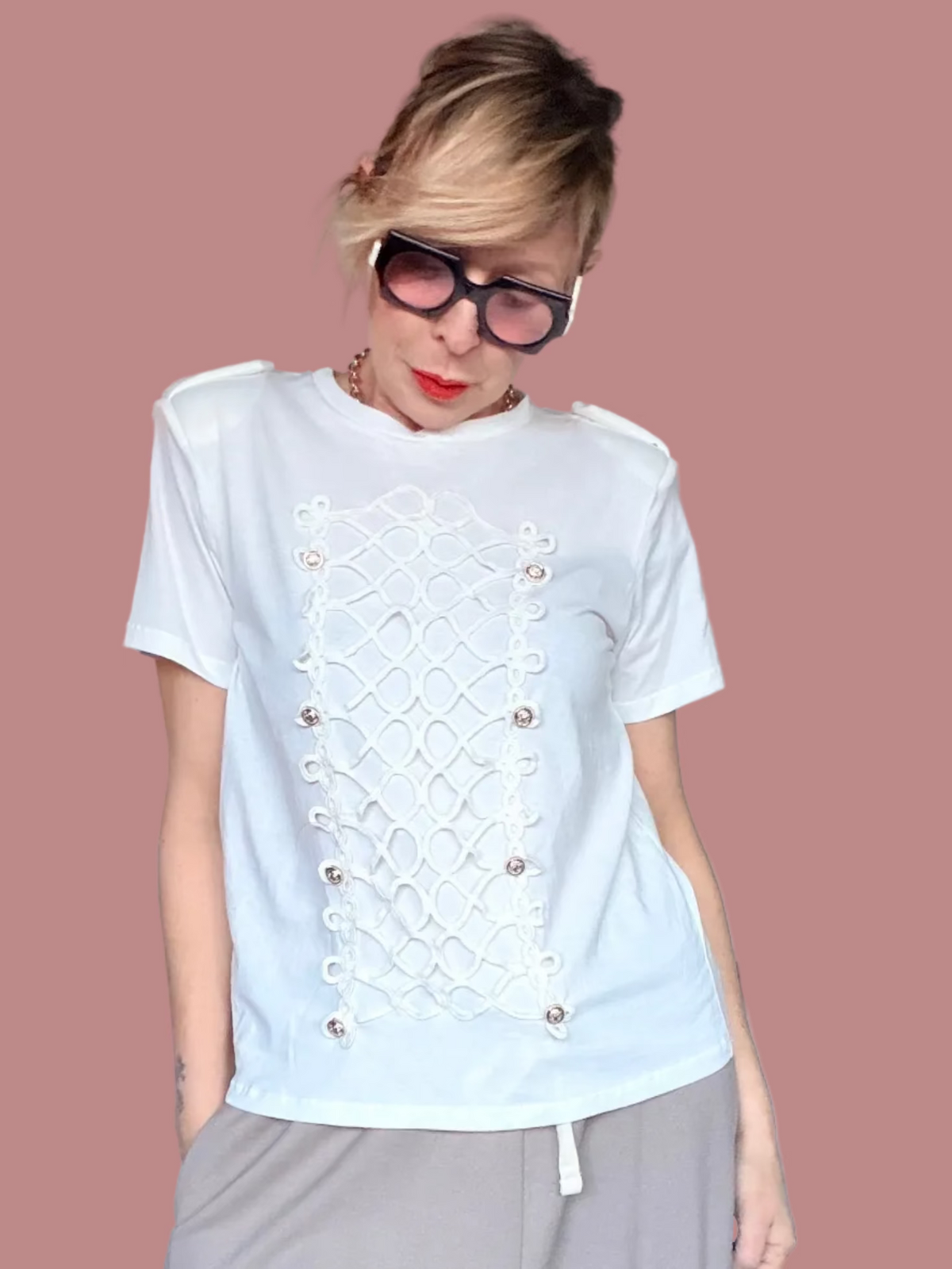 T-shirt Bianca con Applicazione a Rete e Occhielli Dorati