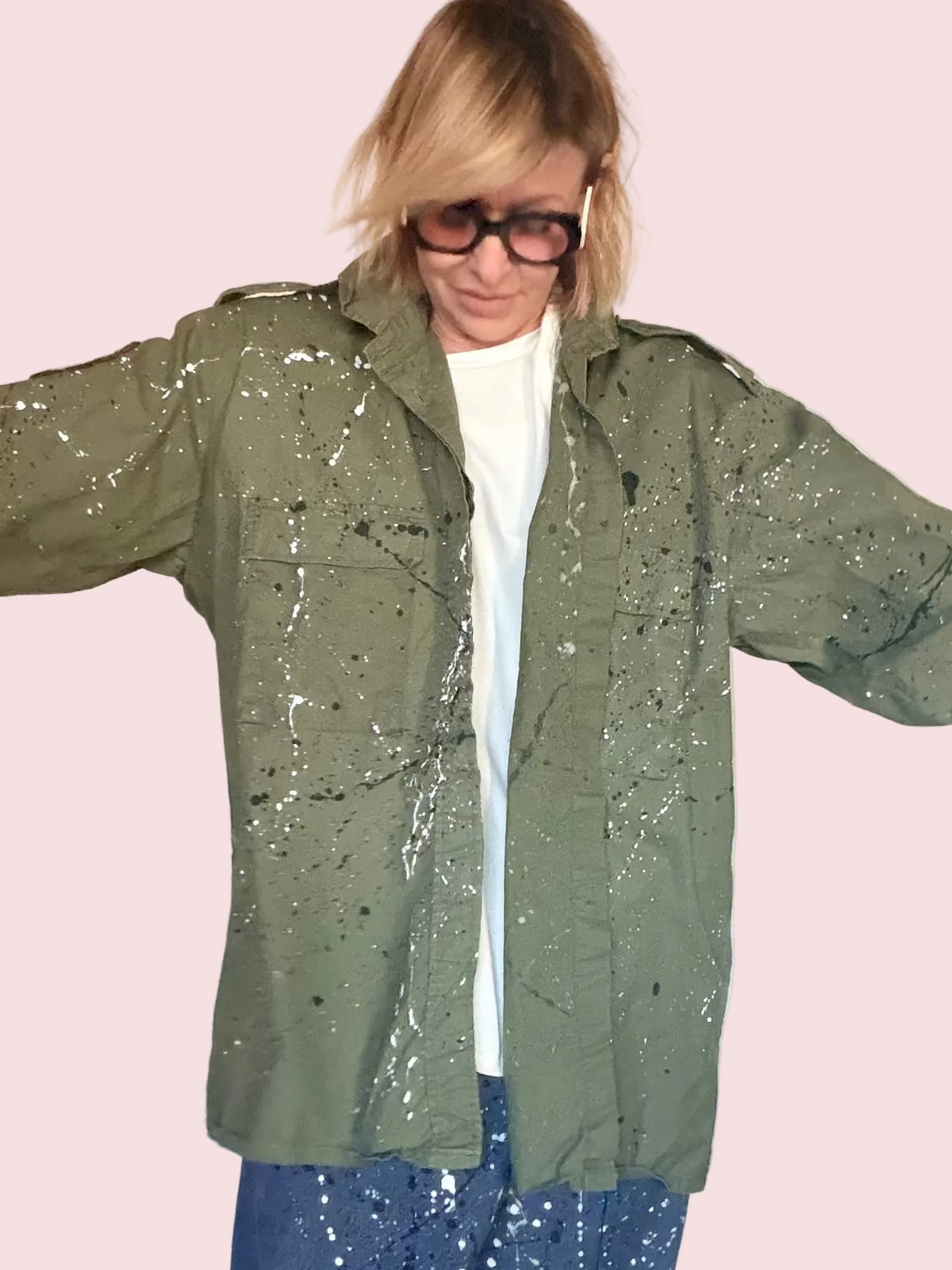 Giacca Militare Vintage con Schizzi di Vernice e Patch