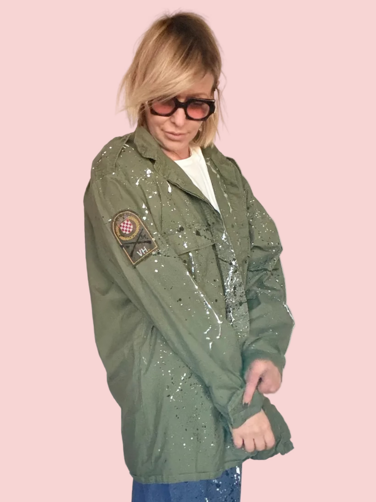 Giacca Militare Vintage con Schizzi di Vernice e Patch