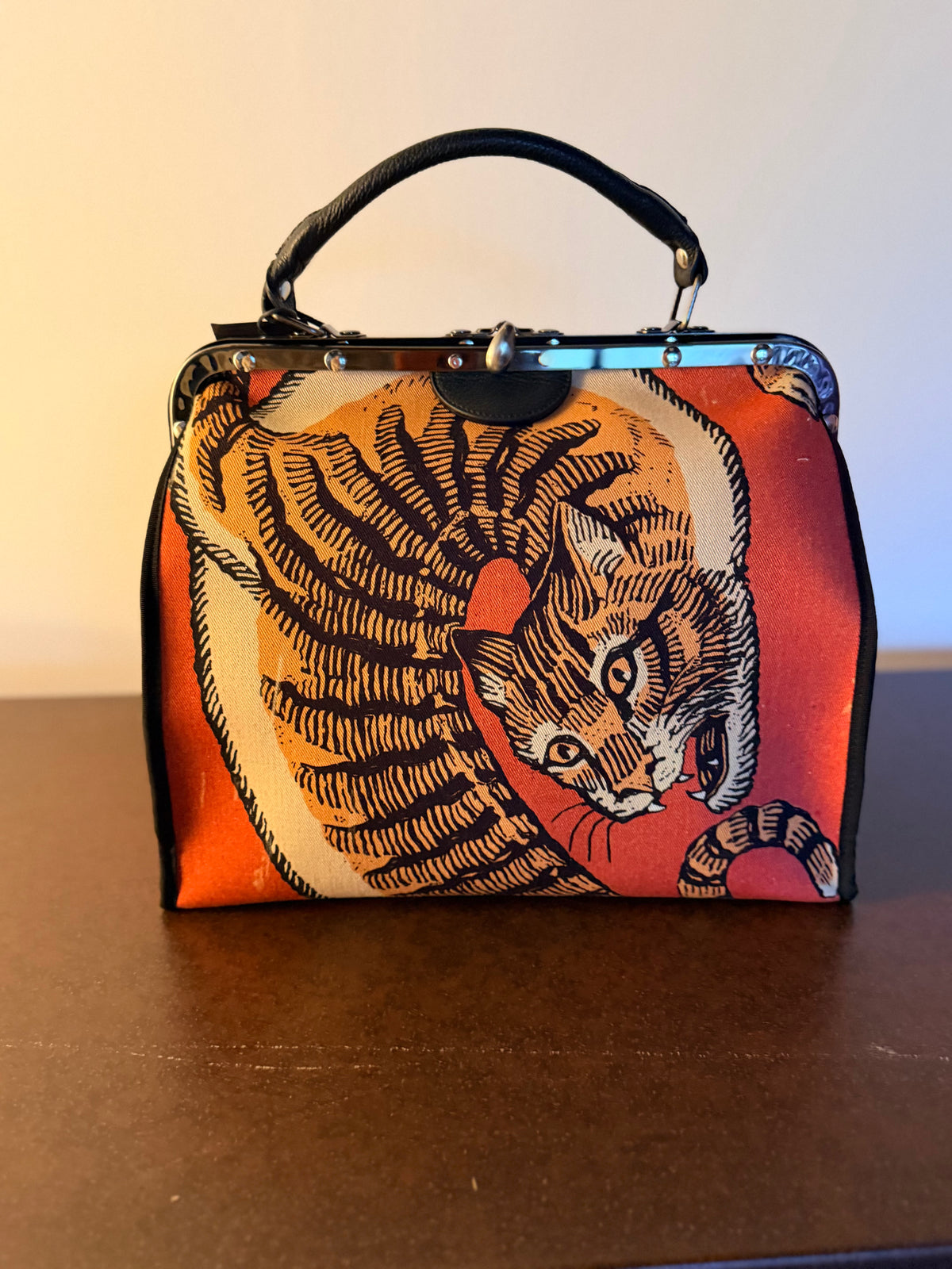 B. Florence Bag — Doctor Bag Xilografia Tigre