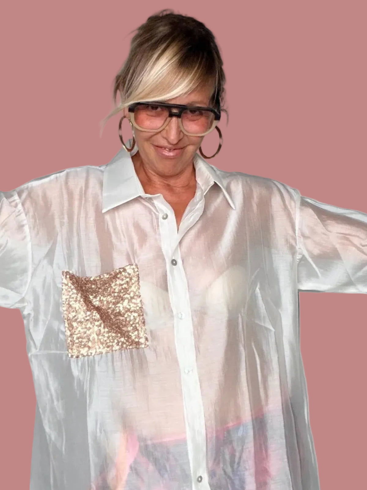 Camicia over voile bianco con tasca paillettes oro rosa — vista frontale