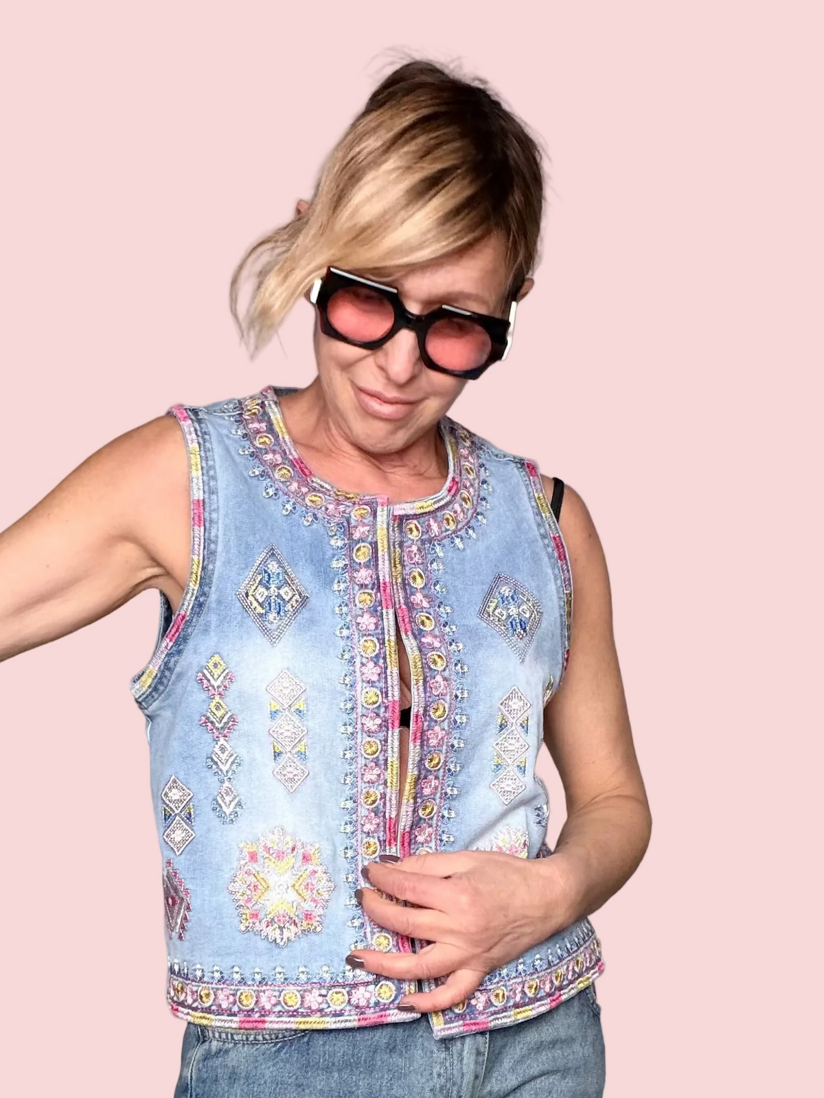 Gilet Denim con Ricami e Borchie Etnici