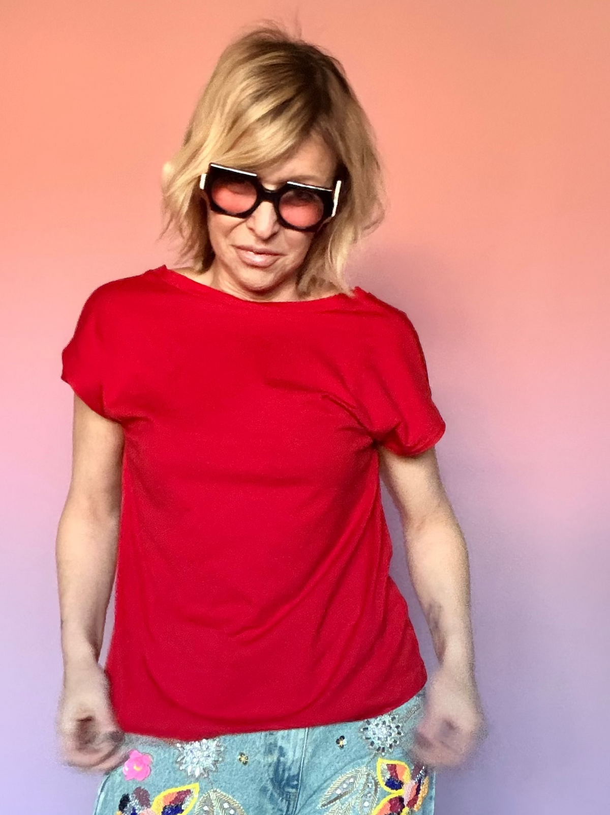 T-shirt rossa e blu