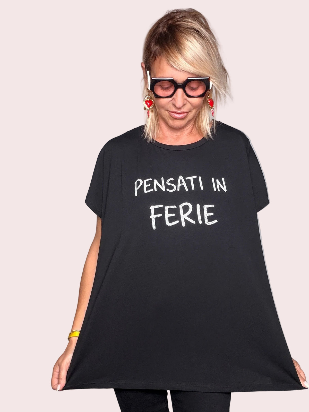 T-shirt oversize nera Pensati in Ferie - vista frontale
