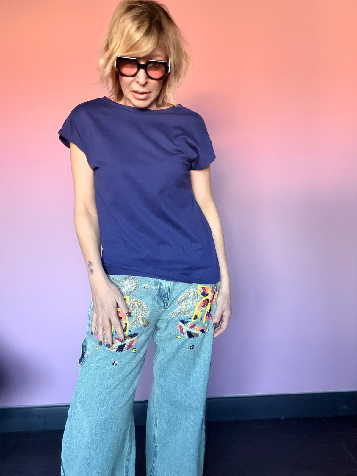 T-shirt rossa e blu