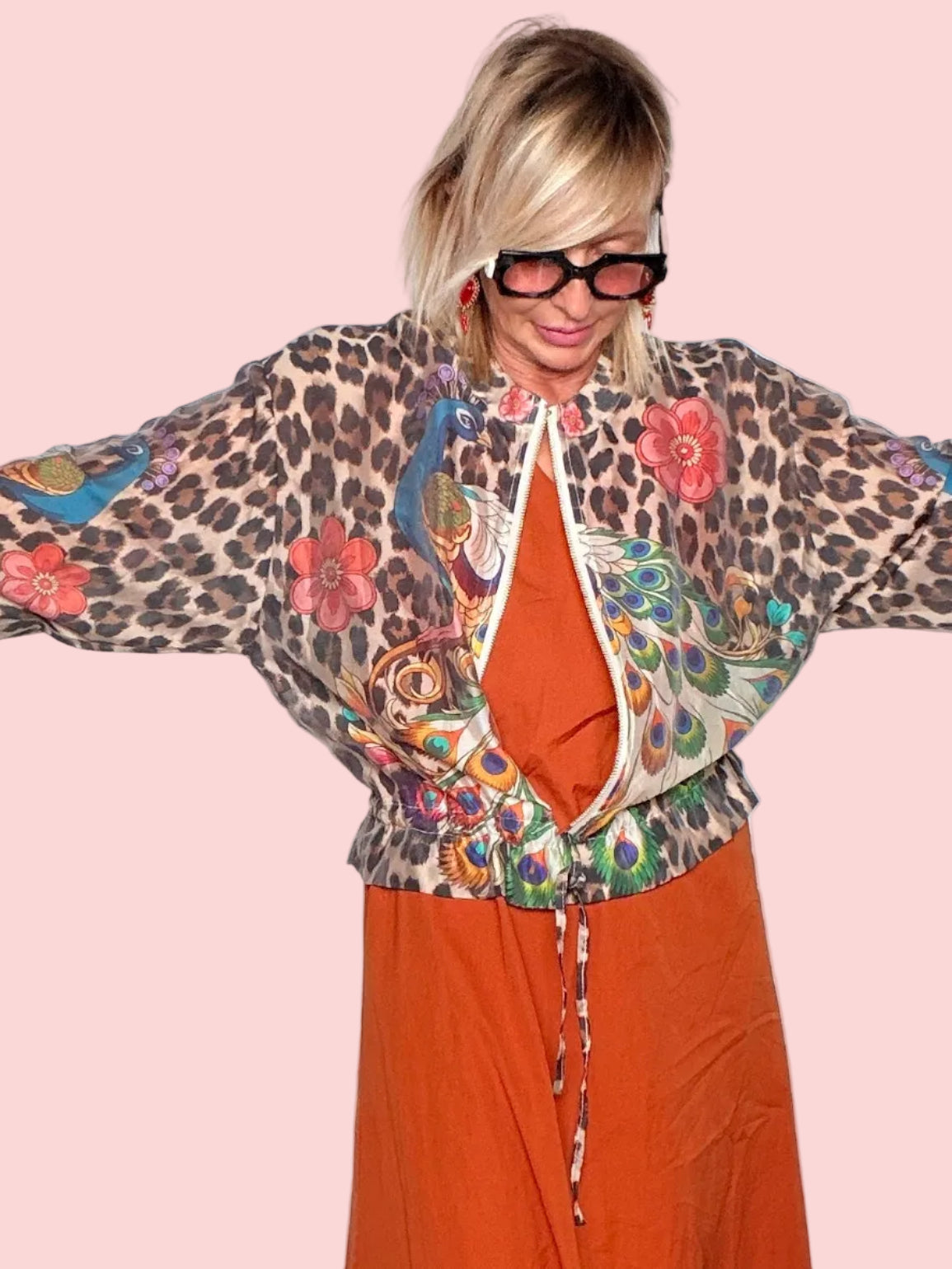 Bomber raso stampa mista leopardato pavone - vista frontale braccia aperte