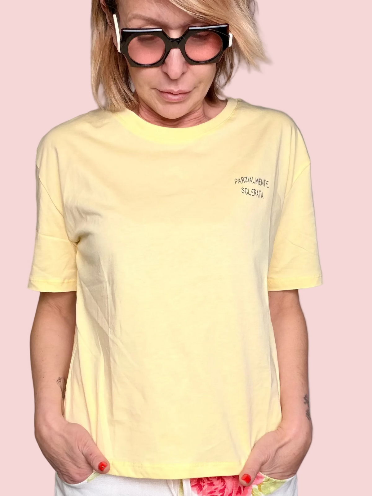 T-shirt "Parzialmente Sclerata" – Rosa & Giallo
