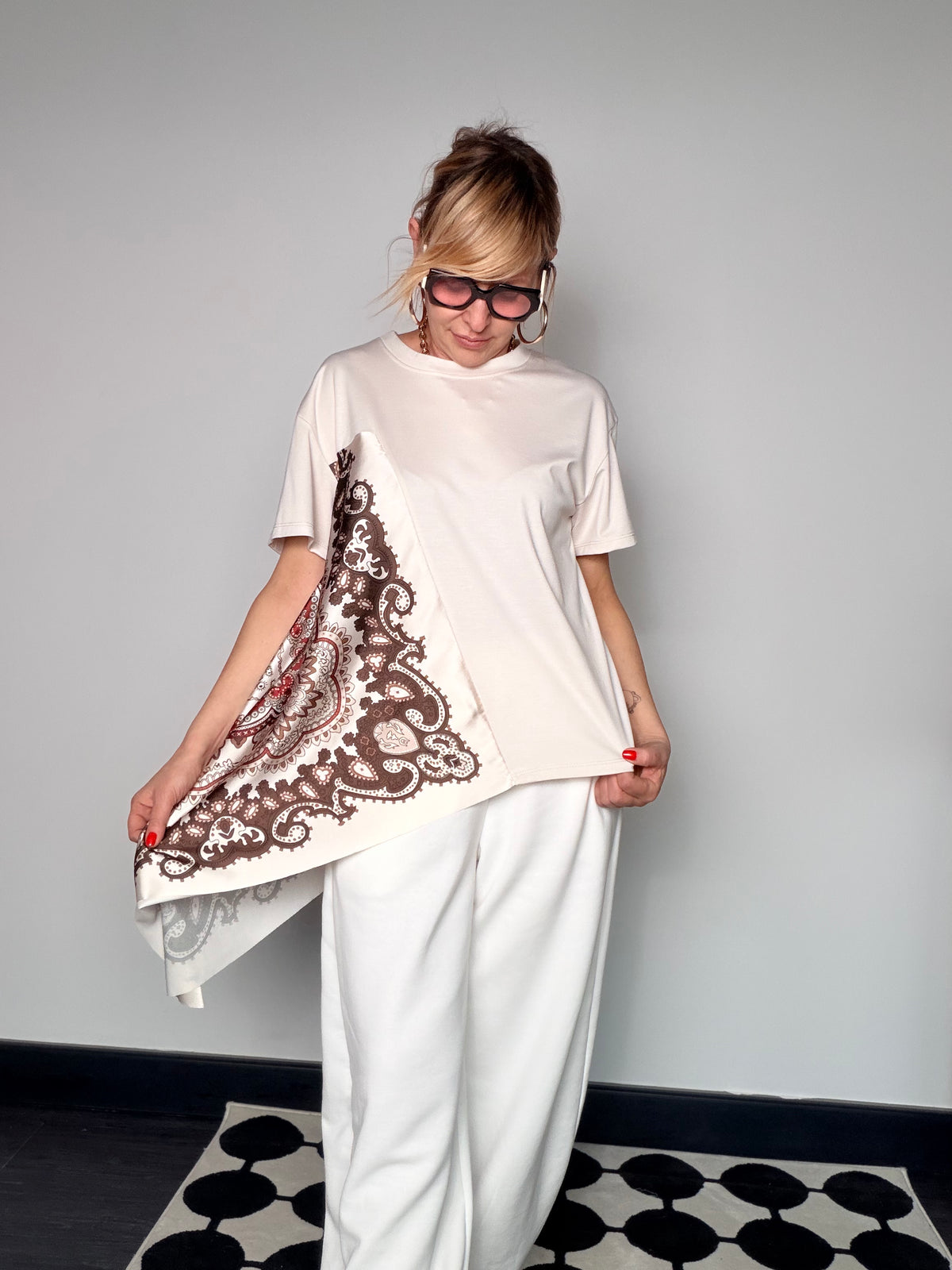 T-Shirt con Foulard Paisley