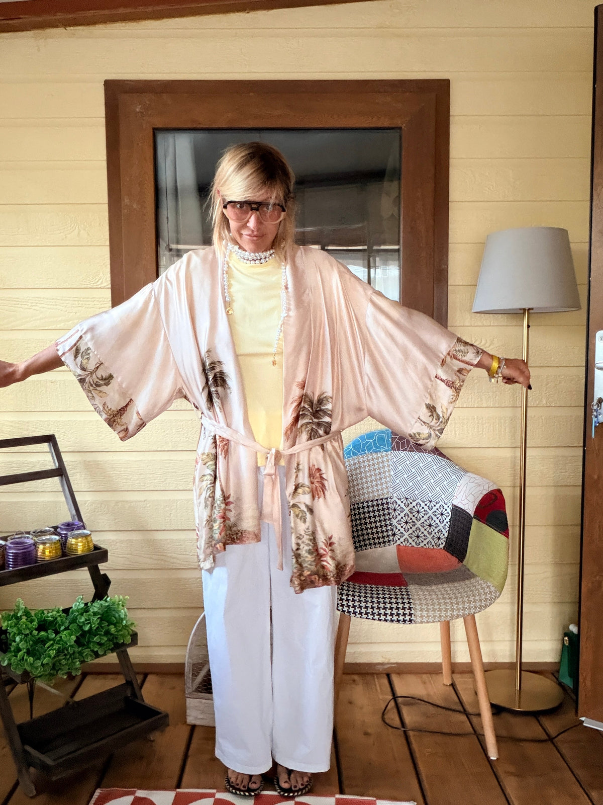 Kimono maxi satinato rosa cipria stampa tropicale - vista frontale aperto con cintura fiocco, pantalone bianco e top giallo