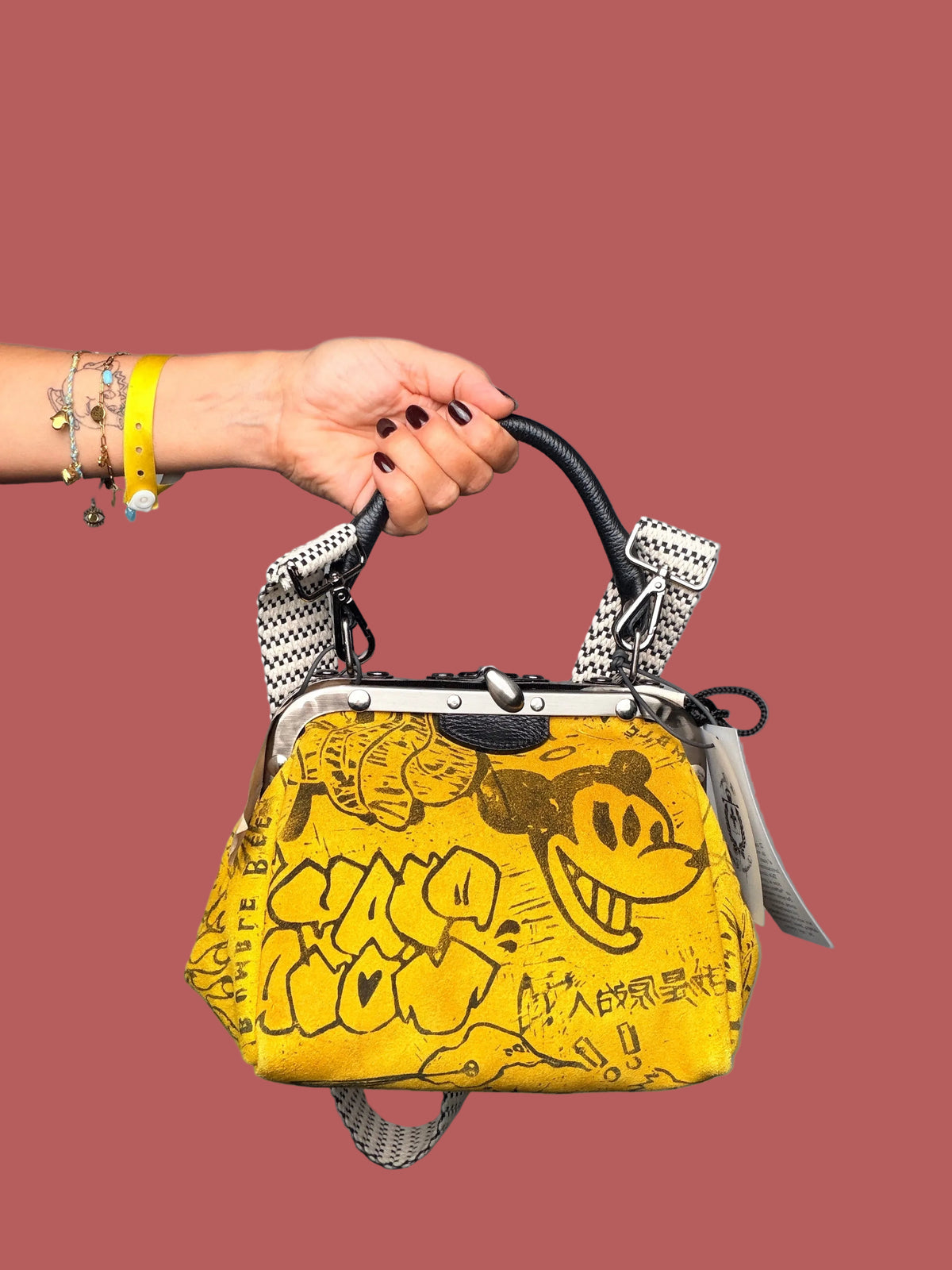 Mini doctor bag gialla graffiti tattoo art - vista frontale Mickey Mouse con tracolla scacchi bianco nero a mano