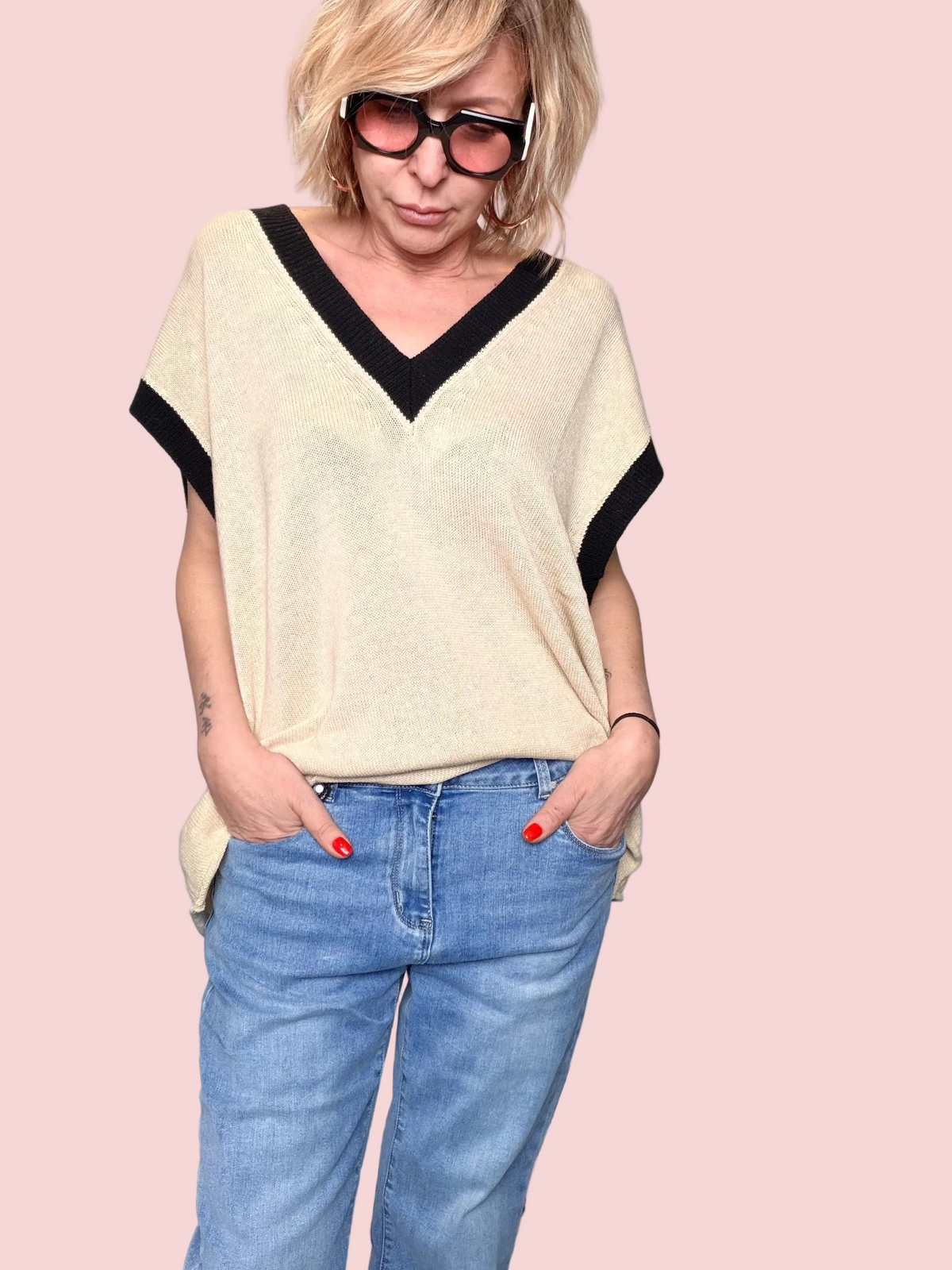 Gilet in Maglia Fine Scollo a V con Profili Neri