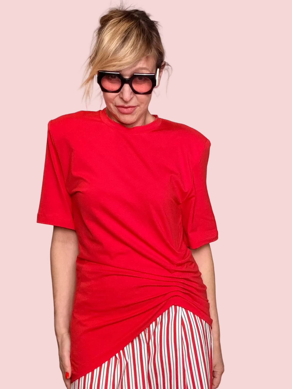 T-shirt con Spalle Strutturate e Drappeggio Asimmetrico