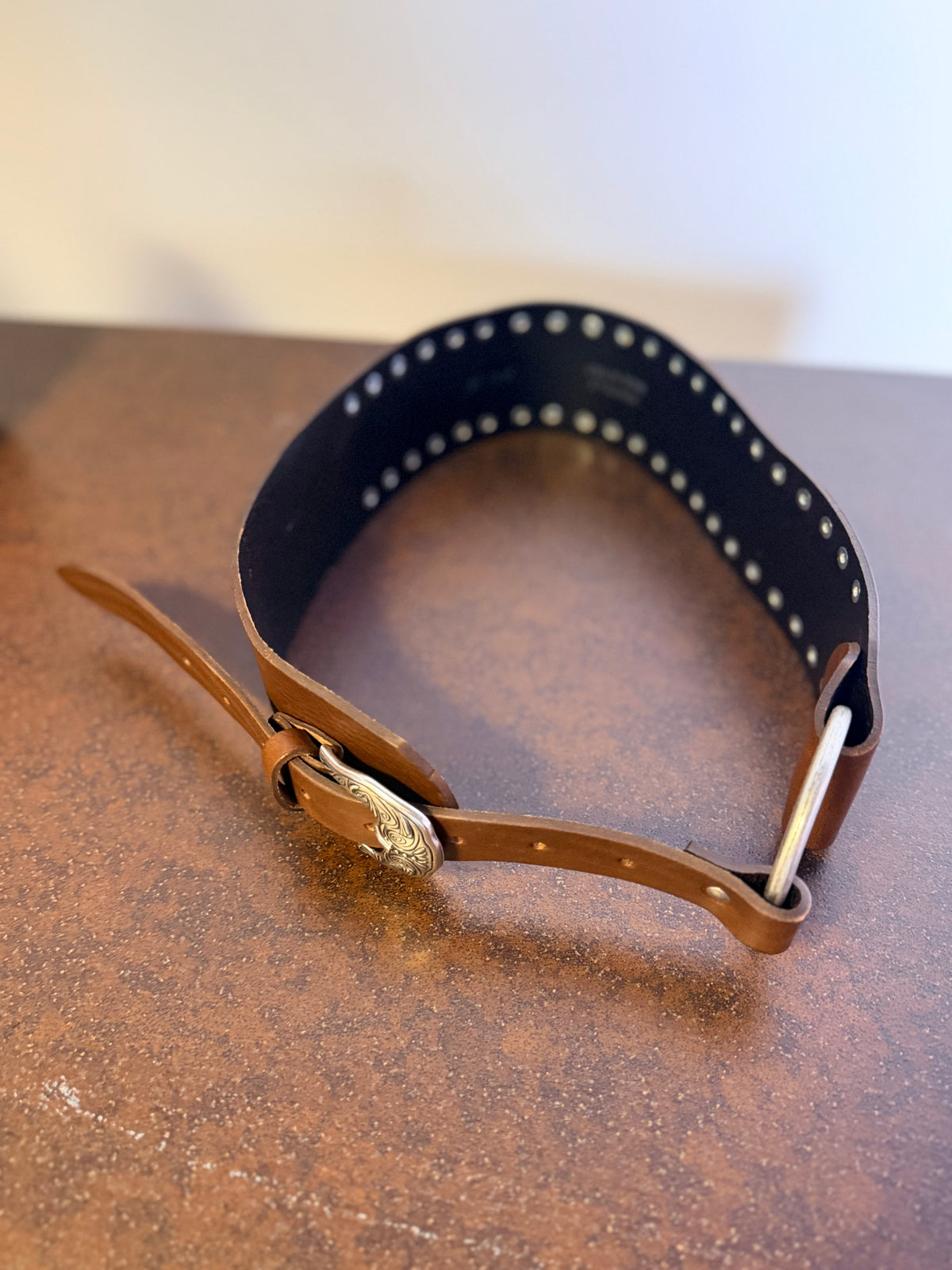 Cintura Larga in Ecopelle con Borchie e Fibbia Western — Cognac