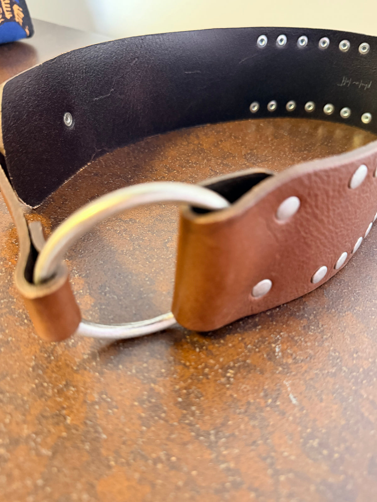 Cintura Larga in Ecopelle con Borchie e Fibbia Western — Cognac