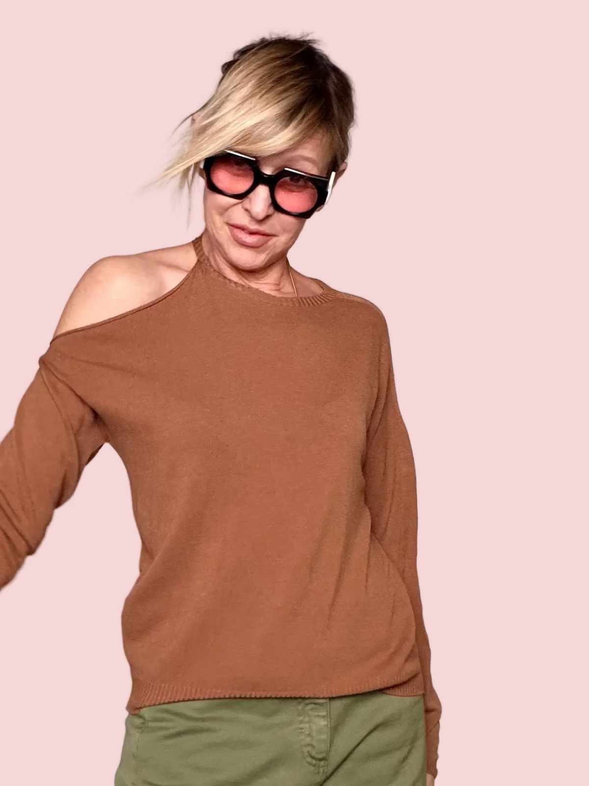 Maglia in Filo con Spalla Scoperta — Nero / Cammello