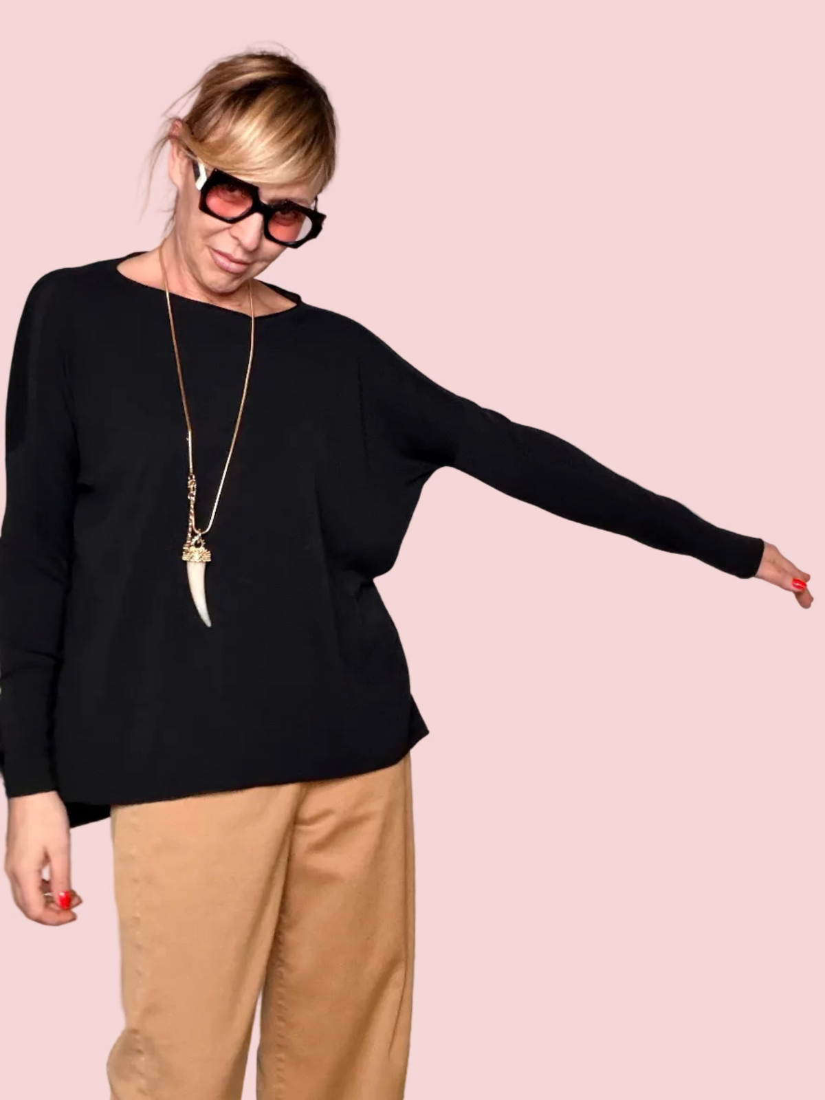 Maglia in Filo Over Trapezio con Orlo Asimmetrico — Cammello / Nero