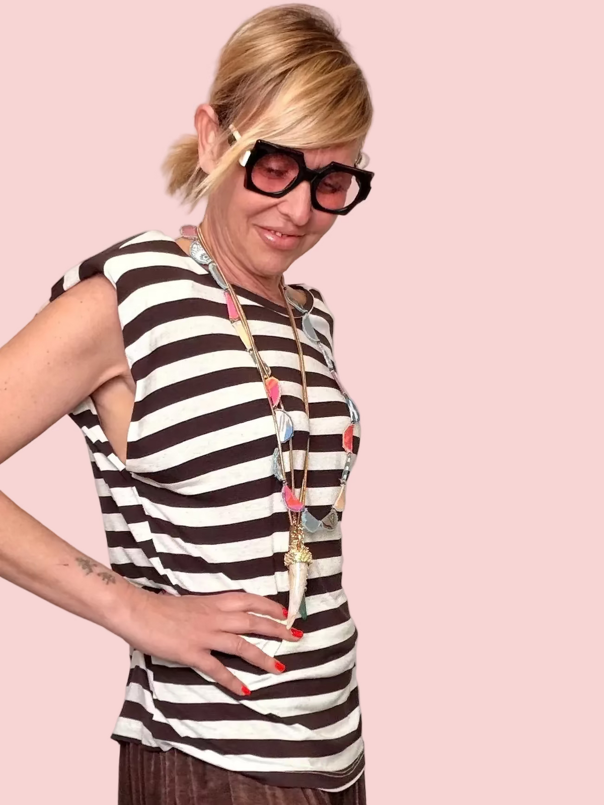 T-shirt Oversize a Righe con Scollo V sul Retro e Cintura Colorata