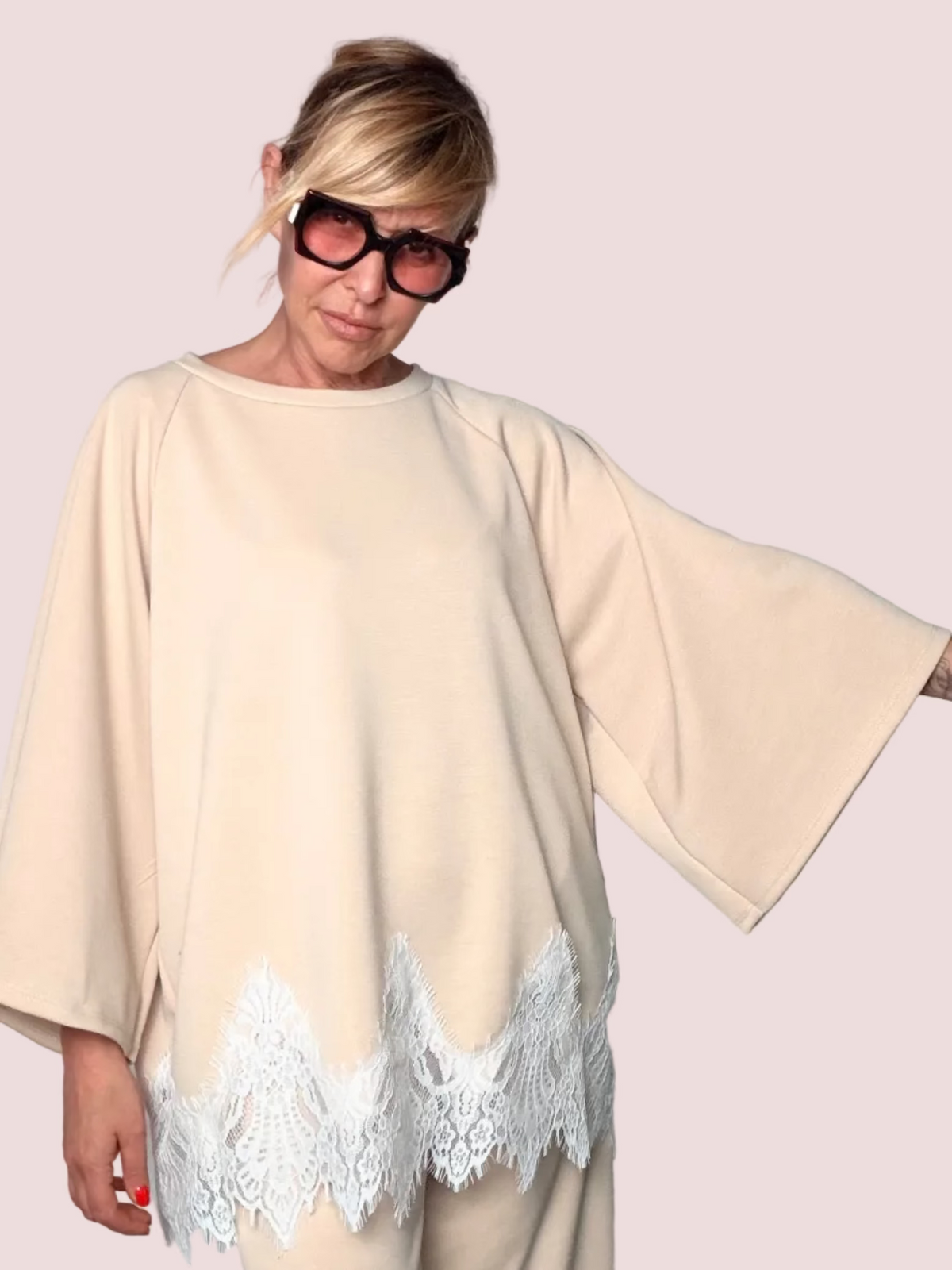Felpa Oversize con Balza in Pizzo e Maniche a Campana