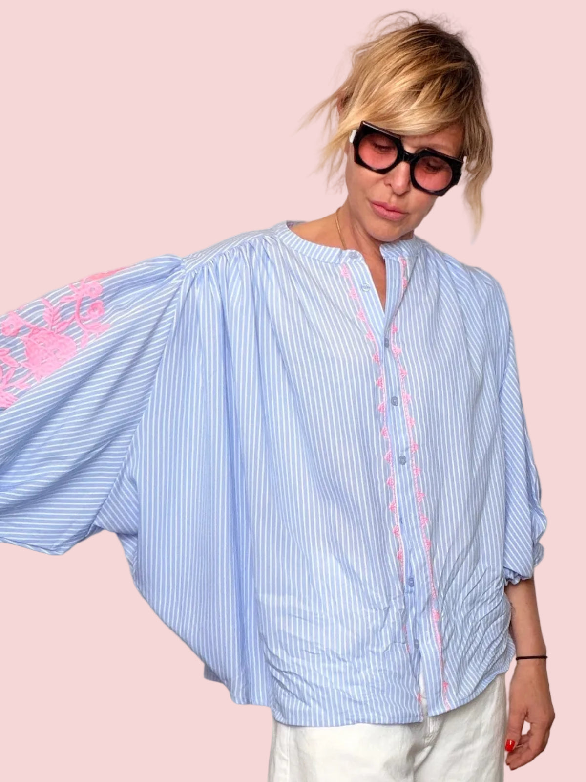 Camicia Oversize a Righe con Ricamo Floreale — Azzurro/Rosa