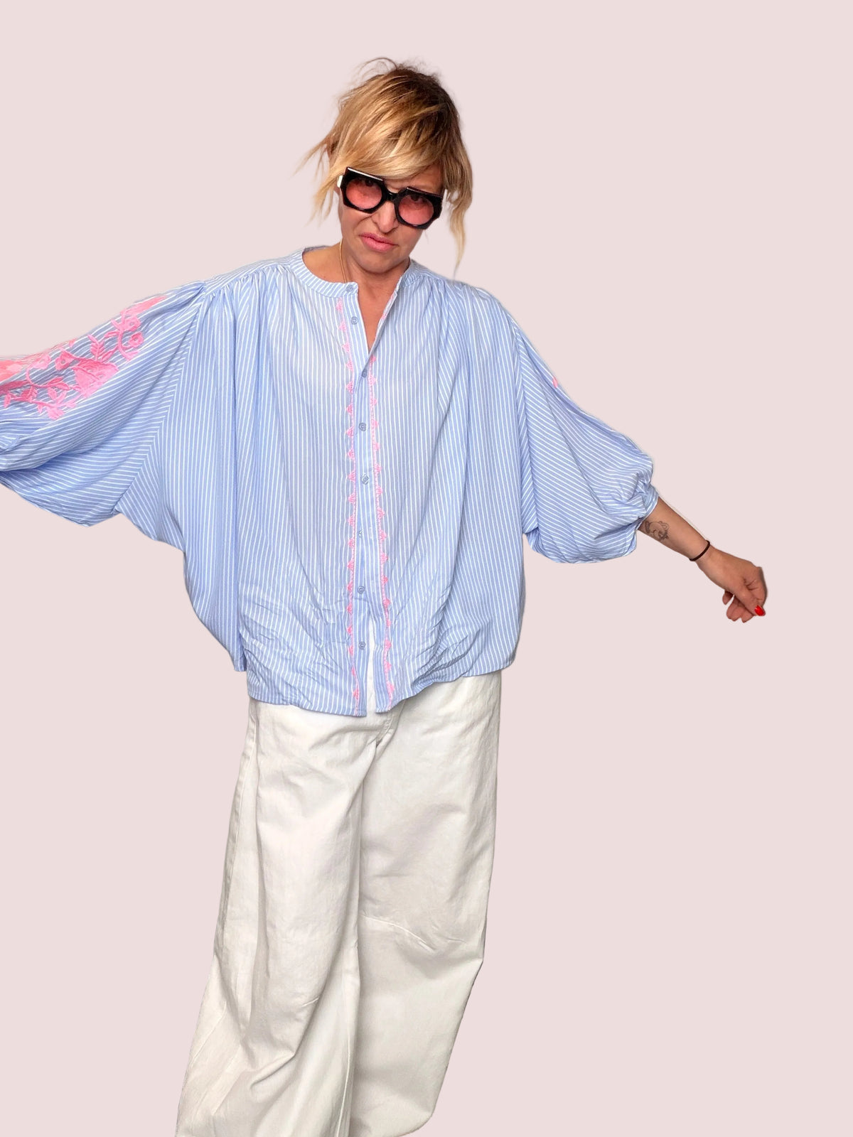 Camicia Oversize a Righe con Ricamo Floreale — Azzurro/Rosa