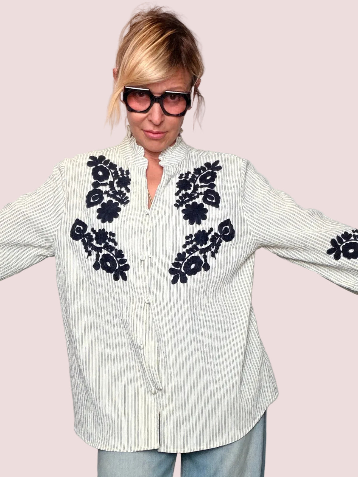 Camicia a Righe con Maxi Ricami Floreali Blu Navy — Oversize