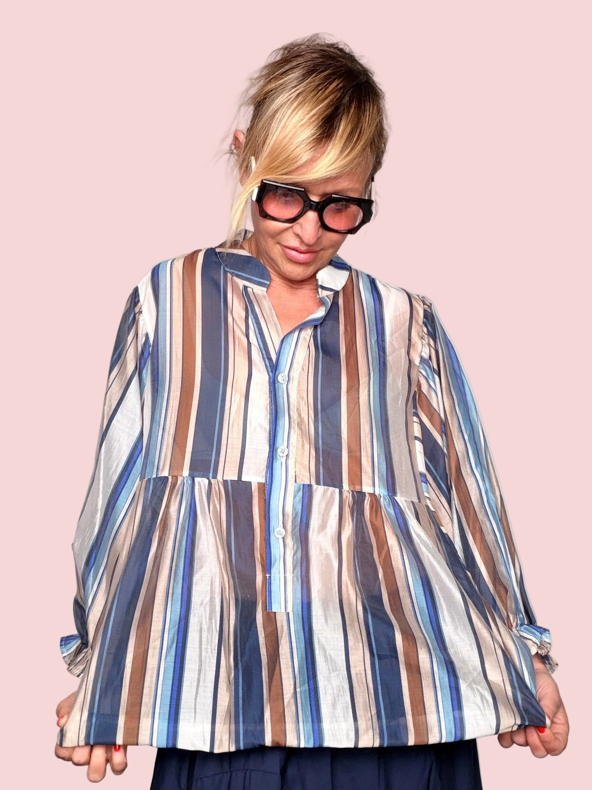 Blusa a Righe in Tencel con Balza — Scollo a V, fino alla 52