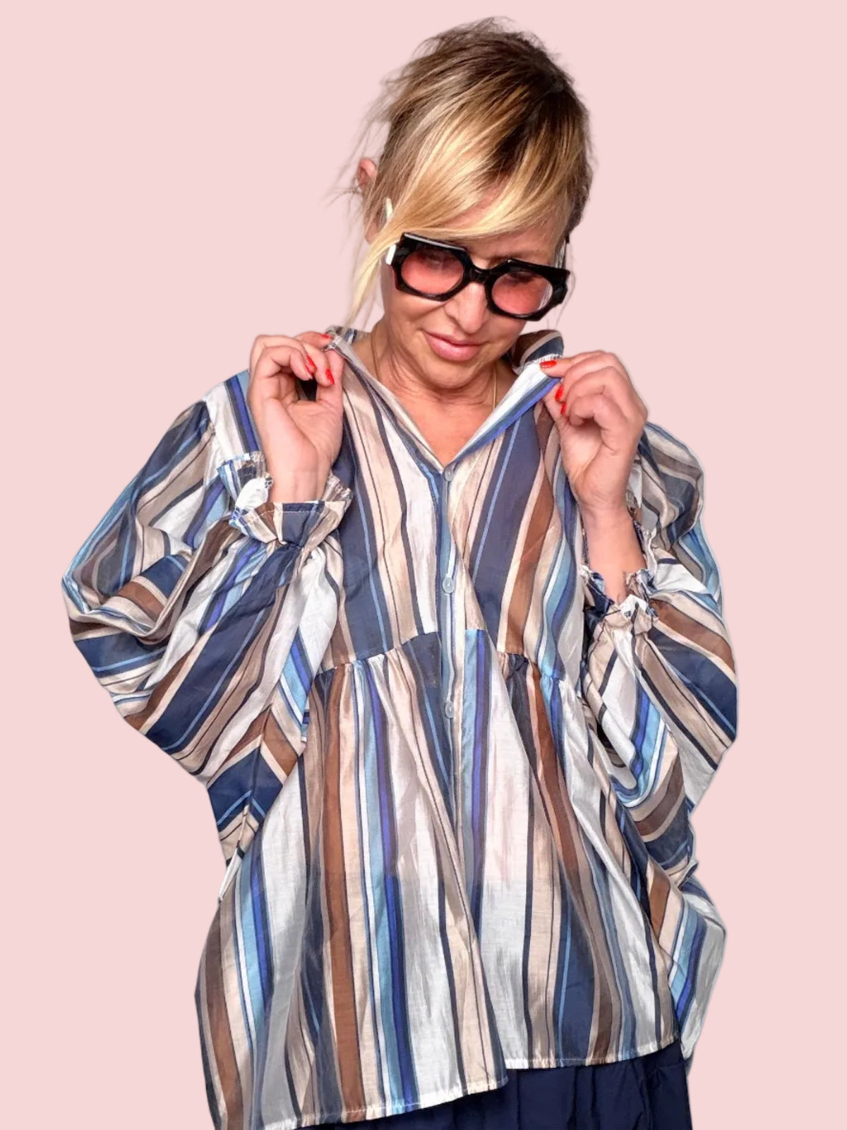 Blusa a Righe in Tencel con Balza — Scollo a V, fino alla 52