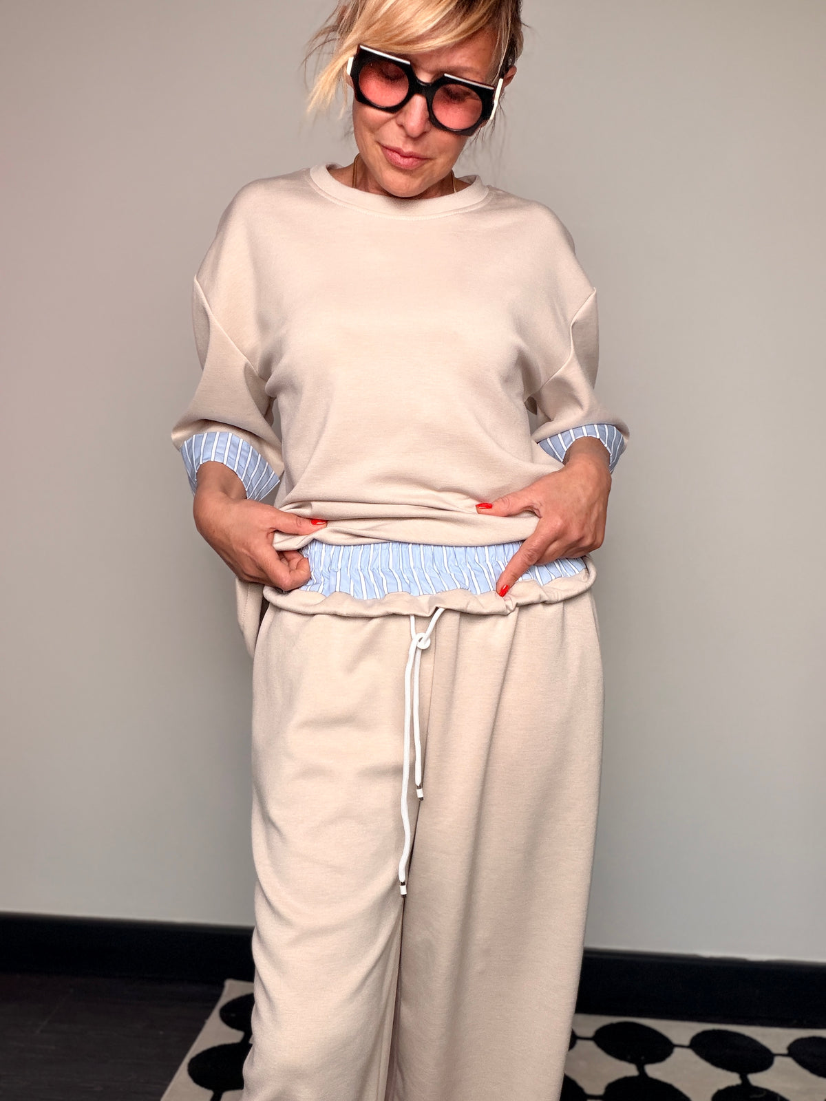 Completo Felpa + Pantalone Wide Leg Beige con Dettaglio Camicia a Righe