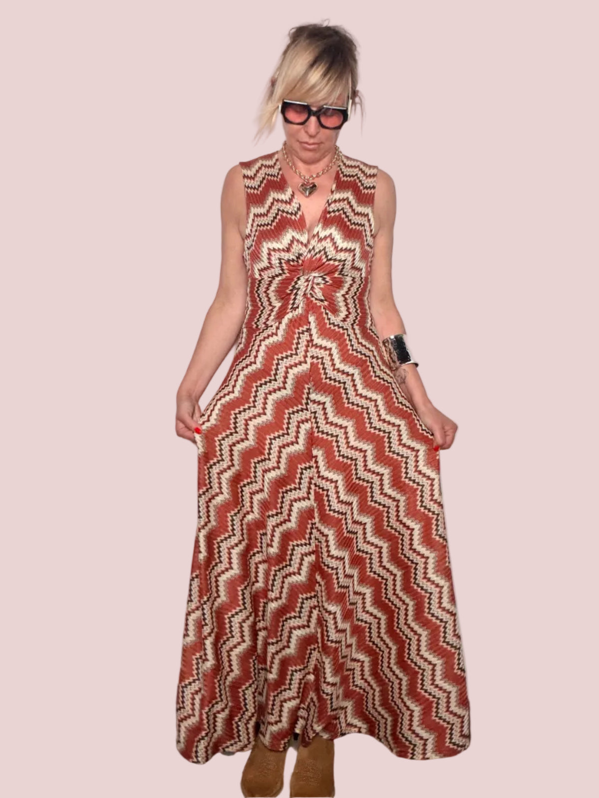 Abito Maxi Chevron Terracotta con Nodo Twist